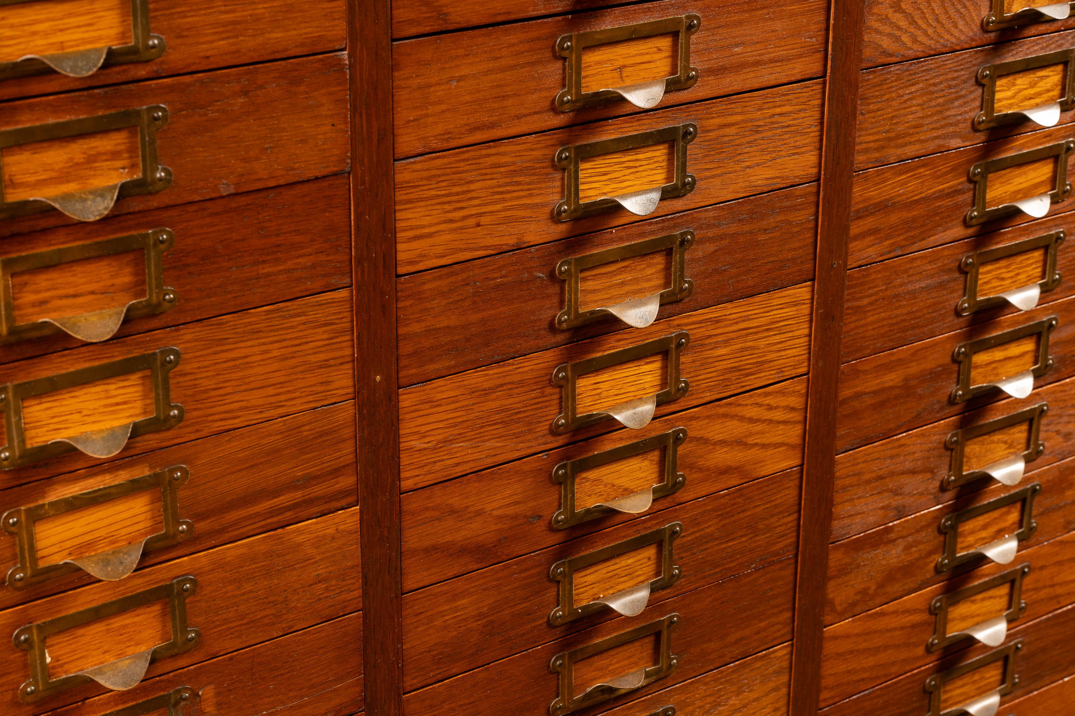 Massiccio mobile speziale antico a 153 cassetti in Oak In condizioni buone in vendita a Dekalb, IL