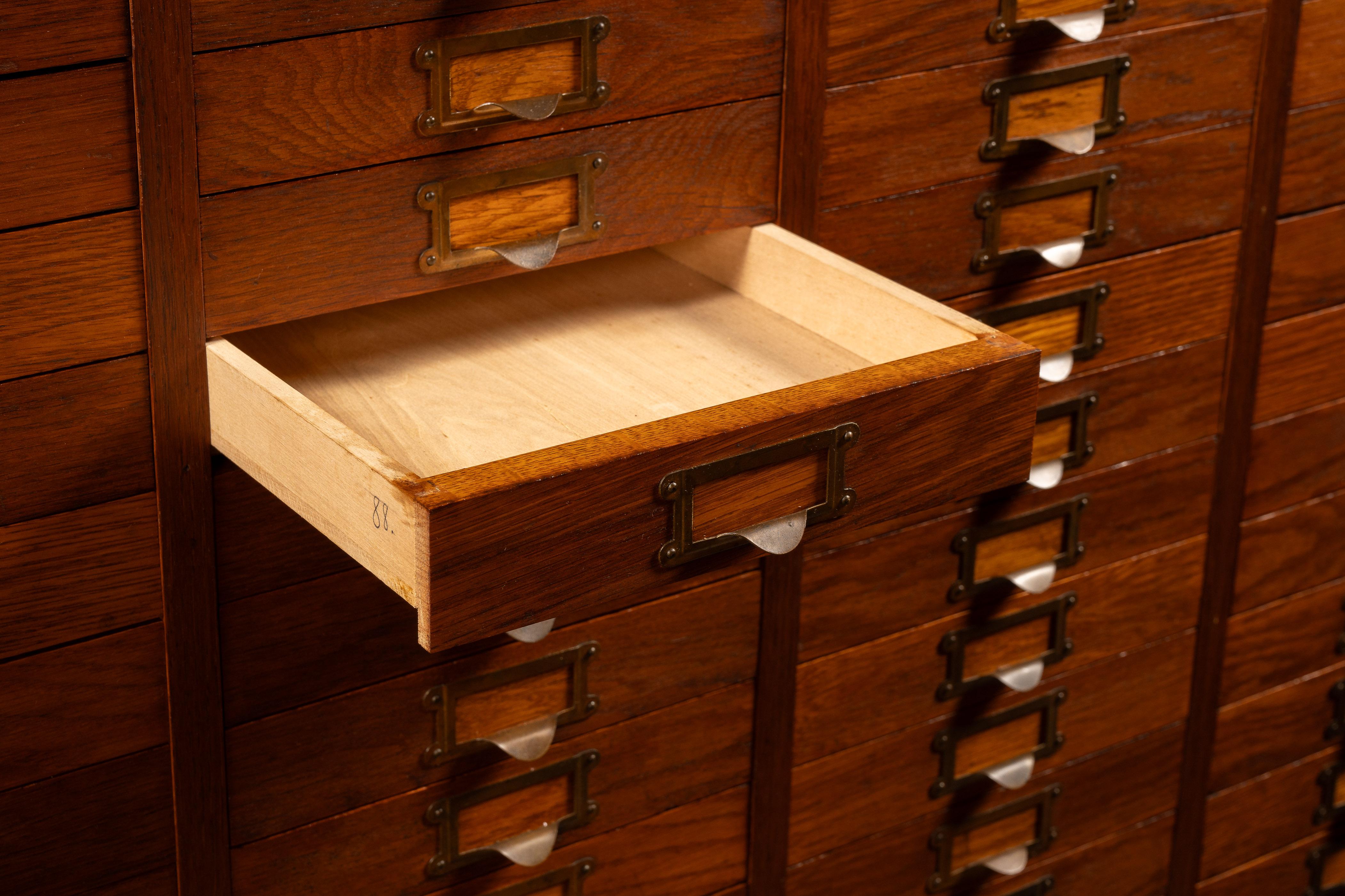 XX secolo Massiccio mobile speziale antico a 153 cassetti in Oak in vendita