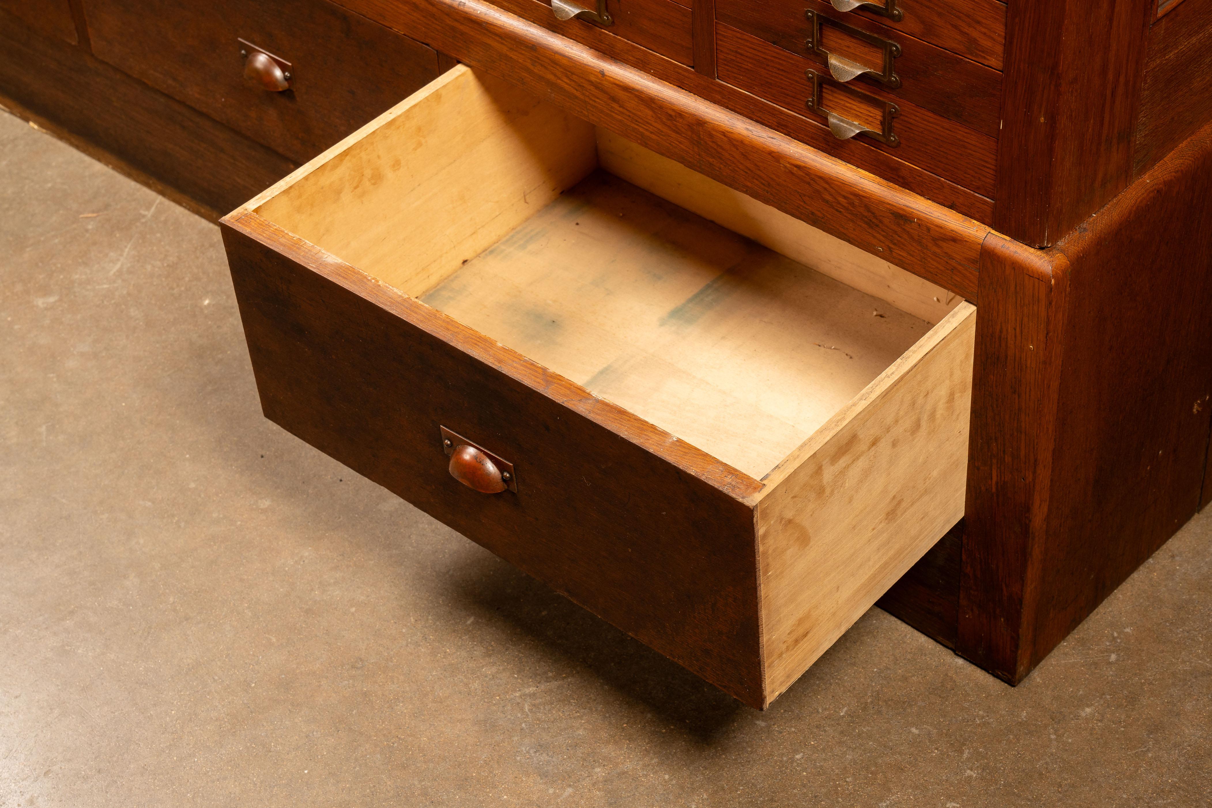 Massiccio mobile speziale antico a 153 cassetti in Oak in vendita 1