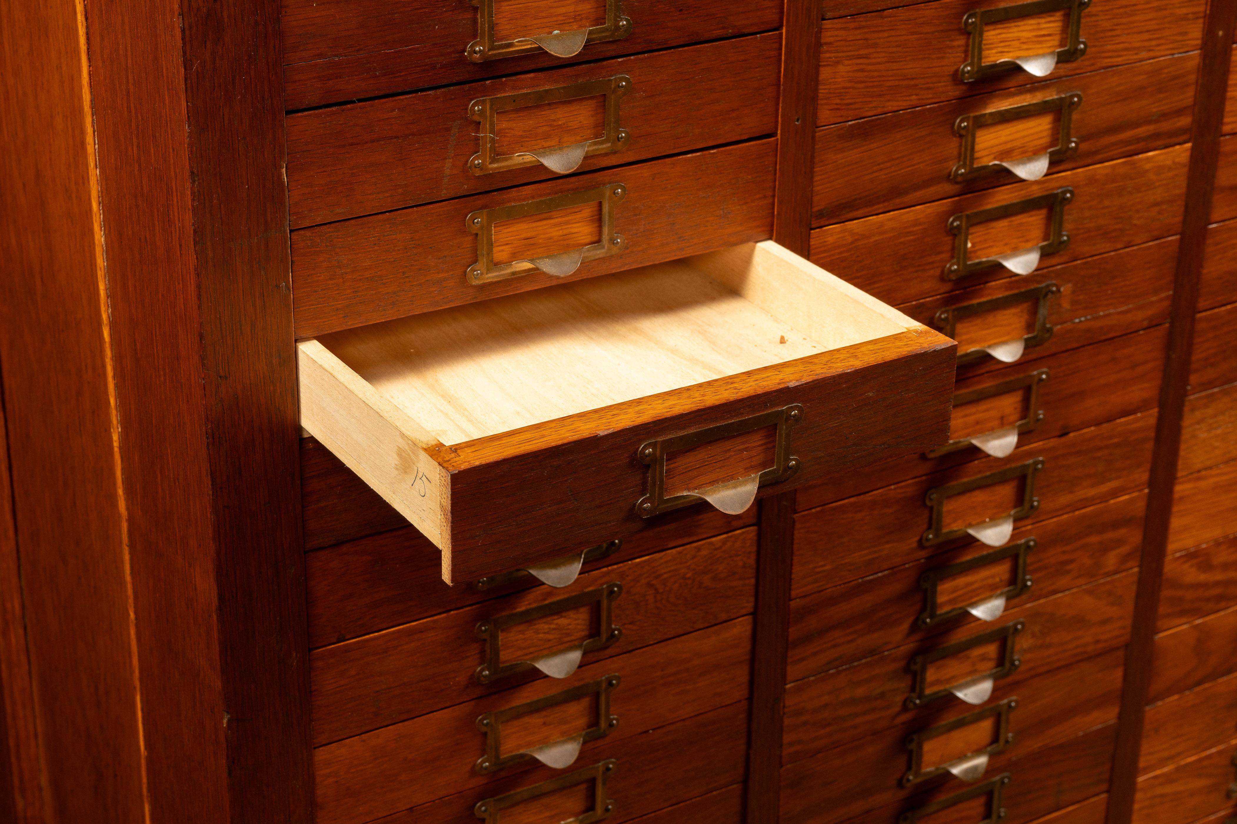 Massiccio mobile speziale antico a 153 cassetti in Oak in vendita 2