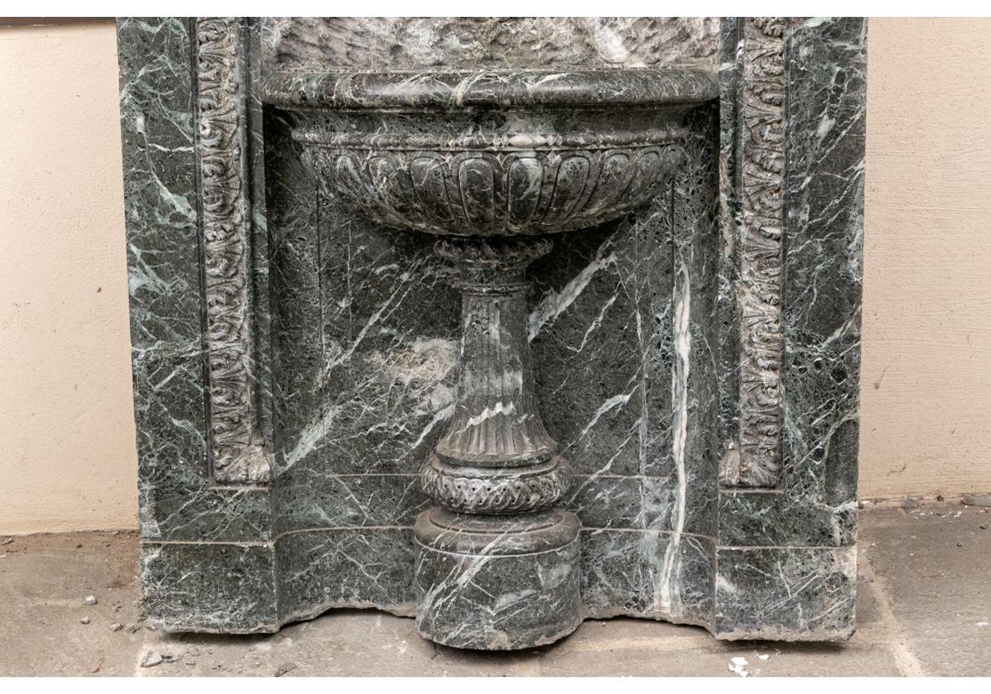Prächtiger historischer und architektonischer Eisbrunnen aus Marmor von B. Altman's, Fifth Ave. NYC Kaufhaus um 1908. Aufwändig aus weiß geädertem schwarzem Marmor geschnitzt. Der hohe Brunnen mit einem großen inneren Bogen und einer geschnitzten