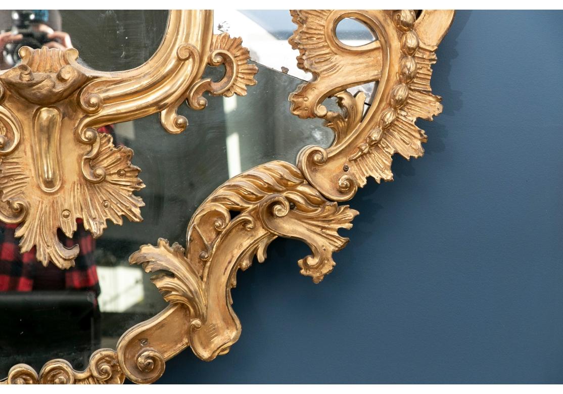 Massive miroir baroque ancien sculpté et doré en vente 3