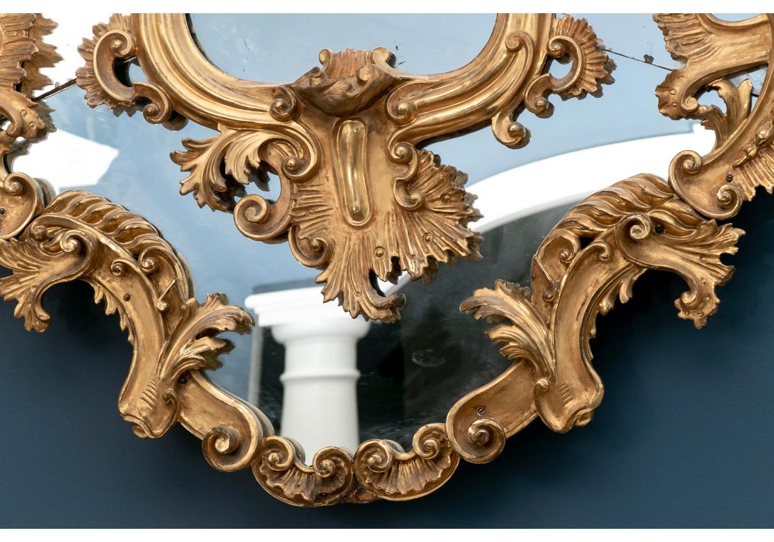 Massive miroir baroque ancien sculpté et doré en vente 4