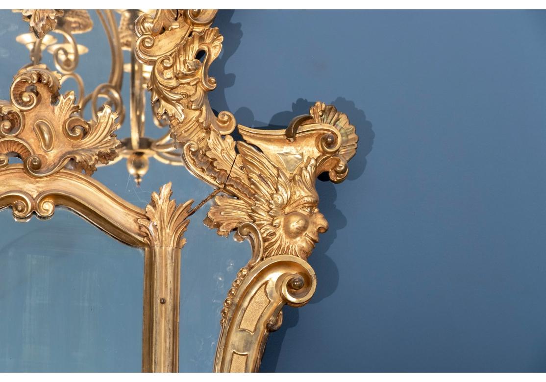 Massive miroir baroque ancien sculpté et doré en vente 7