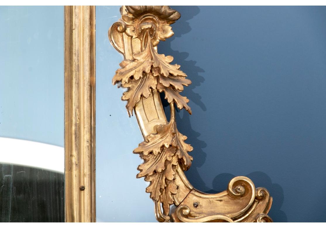 Sculpté Massive miroir baroque ancien sculpté et doré en vente