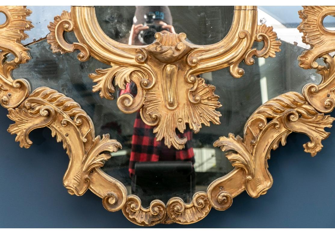 Massive miroir baroque ancien sculpté et doré État moyen - En vente à Bridgeport, CT