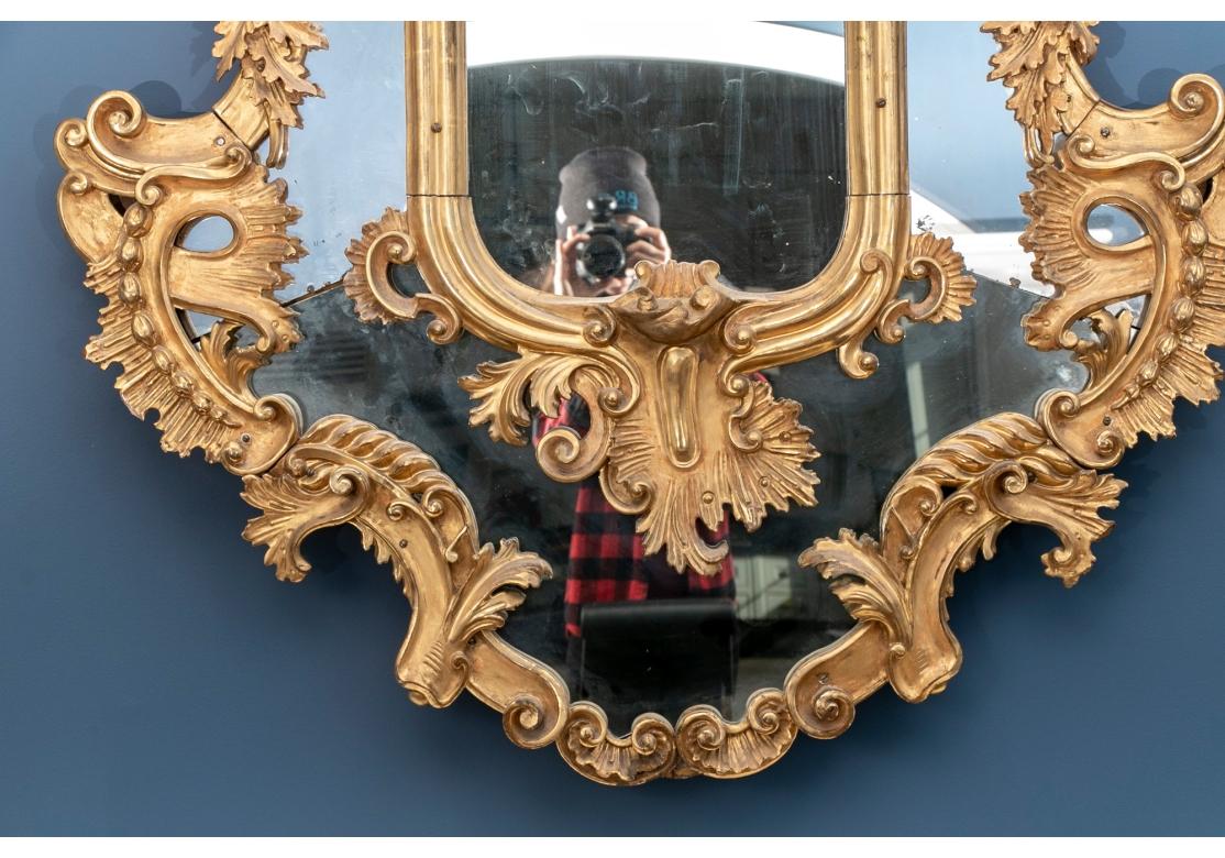 20ième siècle Massive miroir baroque ancien sculpté et doré en vente