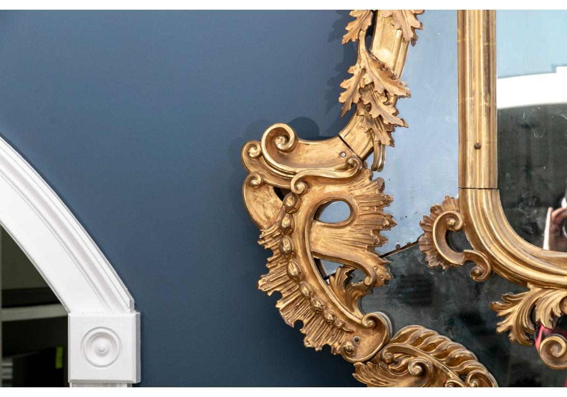 Miroir Massive miroir baroque ancien sculpté et doré en vente