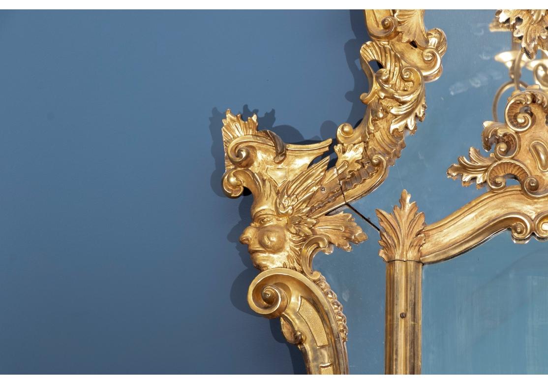 Massive miroir baroque ancien sculpté et doré en vente 1