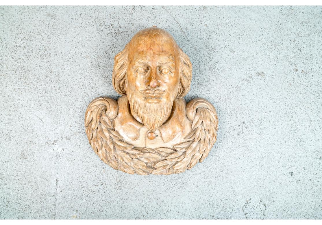 Rare buste mural en bois dur européen (vraisemblablement de l'orme) du très célèbre dramaturge, écrivain et acteur William Shakespeare (avril 1564-avril 1616). Incontournable avec sa barbe pointue et son regard perçant, la sculpture est d'une grande