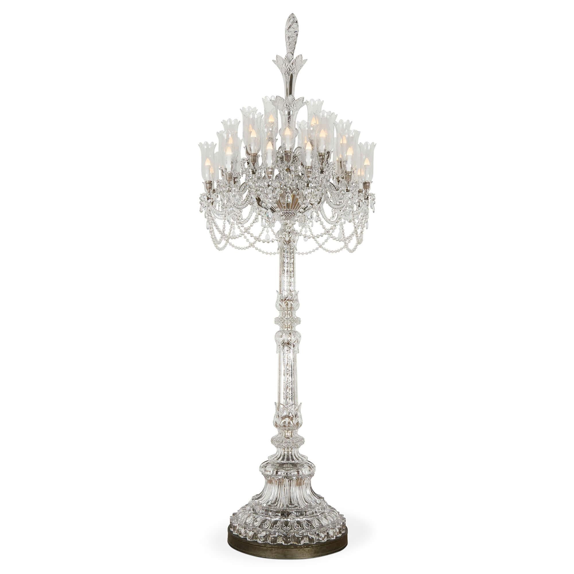Massiver antiker Kristallkandelaber von Baccarat auf dem Boden stehend
Französisch, Anfang 20. Jahrhundert 
Höhe 360cm, Durchmesser 120cm

Dieser großartige und außergewöhnlich gearbeitete Bodenleuchter ist ein bemerkenswertes Werk von Baccarat,