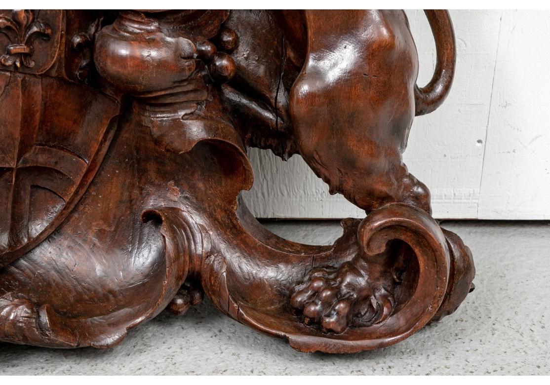 Massives antikes europäisches Wappenschnitzerei-Holz (19. Jahrhundert) im Angebot