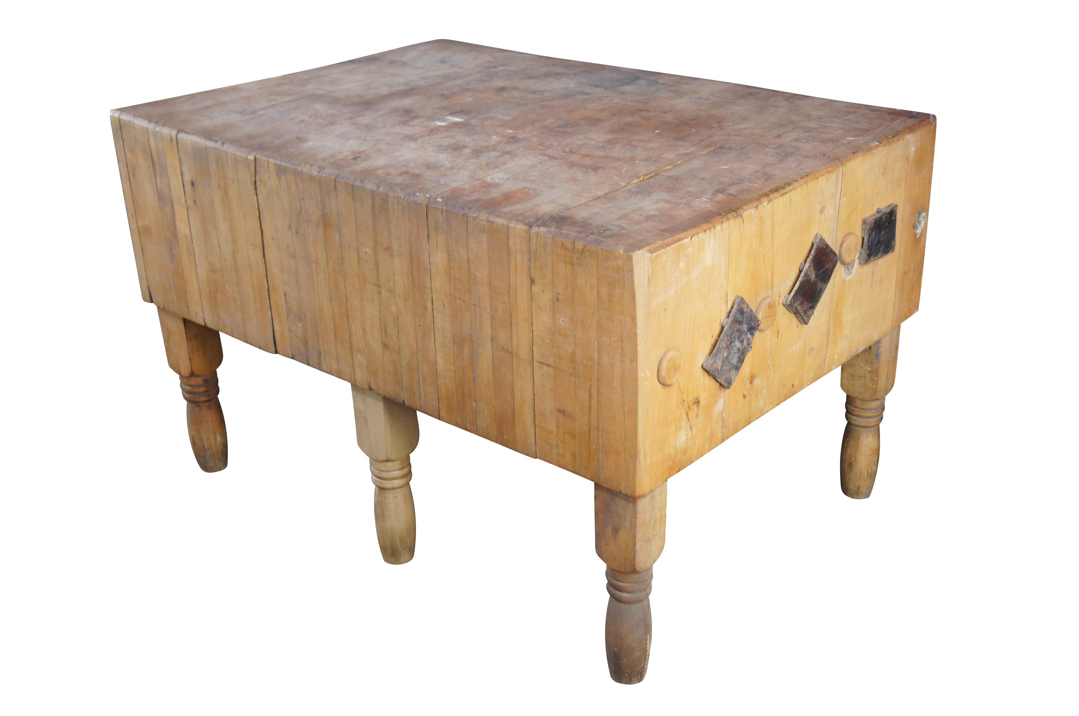 Rustique Massive Antique Farmhouse Butcher Block Kitchen Island Stand Knife Holders (Porte-couteaux) en vente
