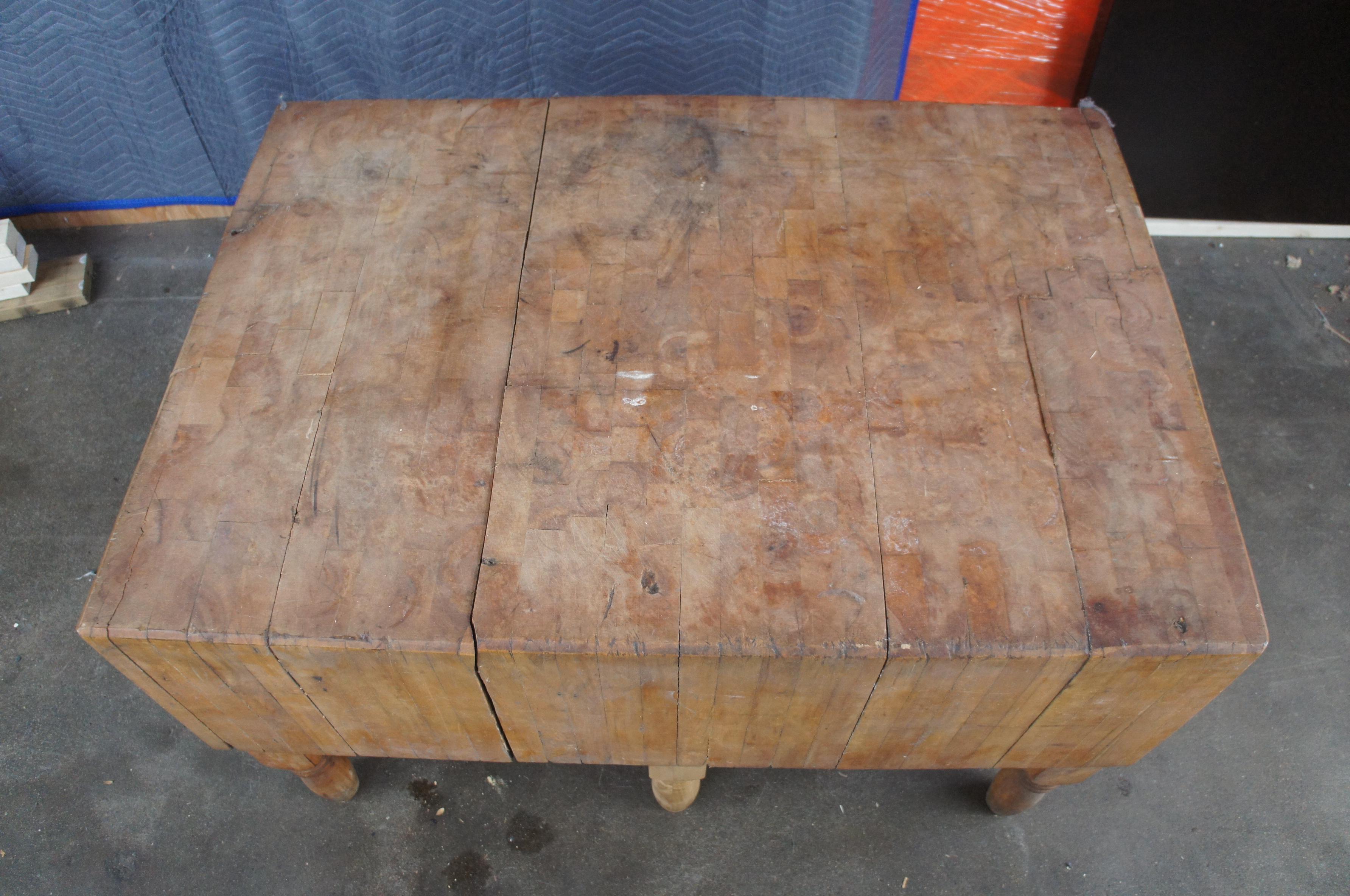 Massive Antique Farmhouse Butcher Block Kitchen Island Stand Knife Holders (Porte-couteaux) État moyen - En vente à Dayton, OH