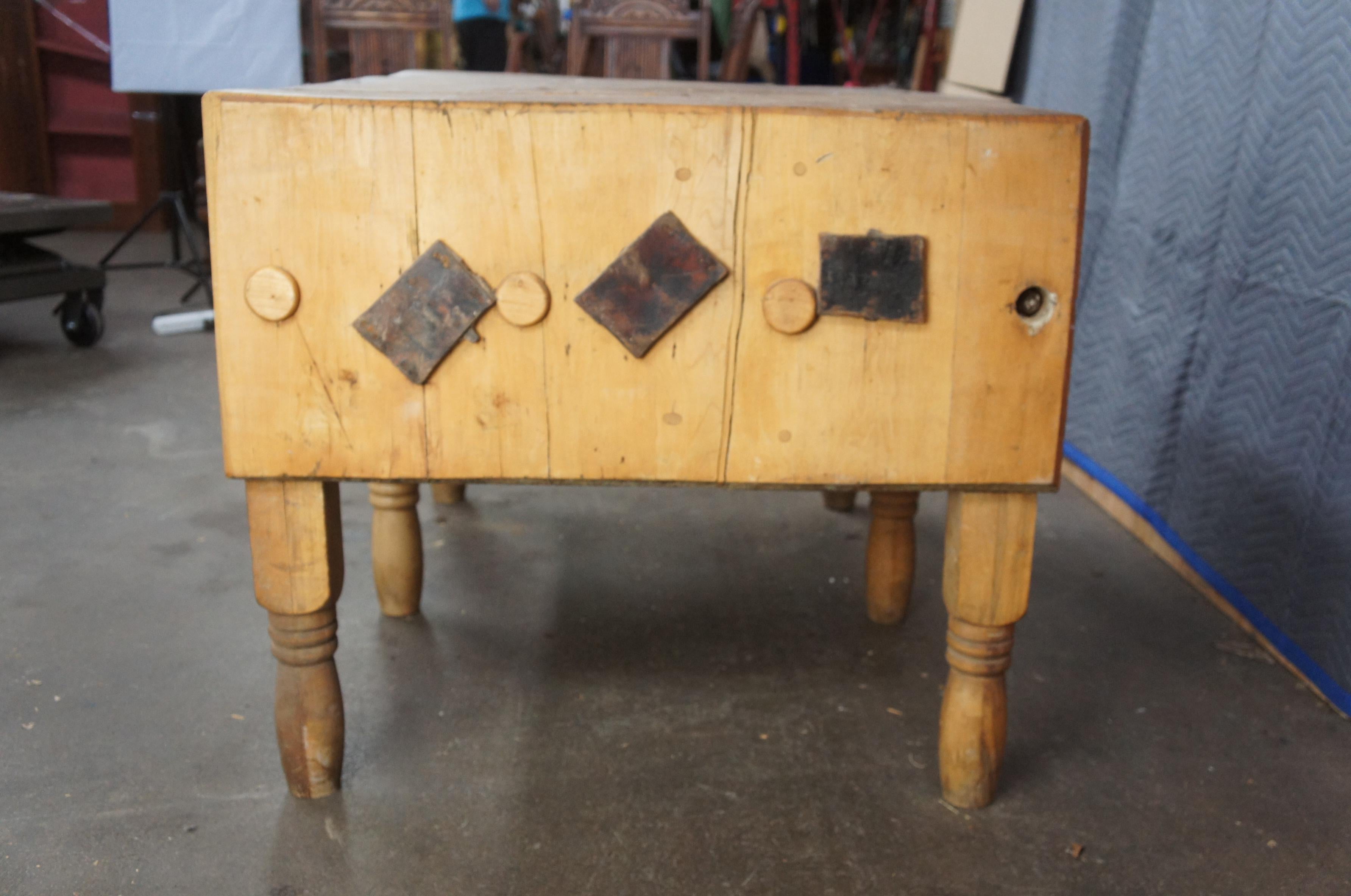 20ième siècle Massive Antique Farmhouse Butcher Block Kitchen Island Stand Knife Holders (Porte-couteaux) en vente