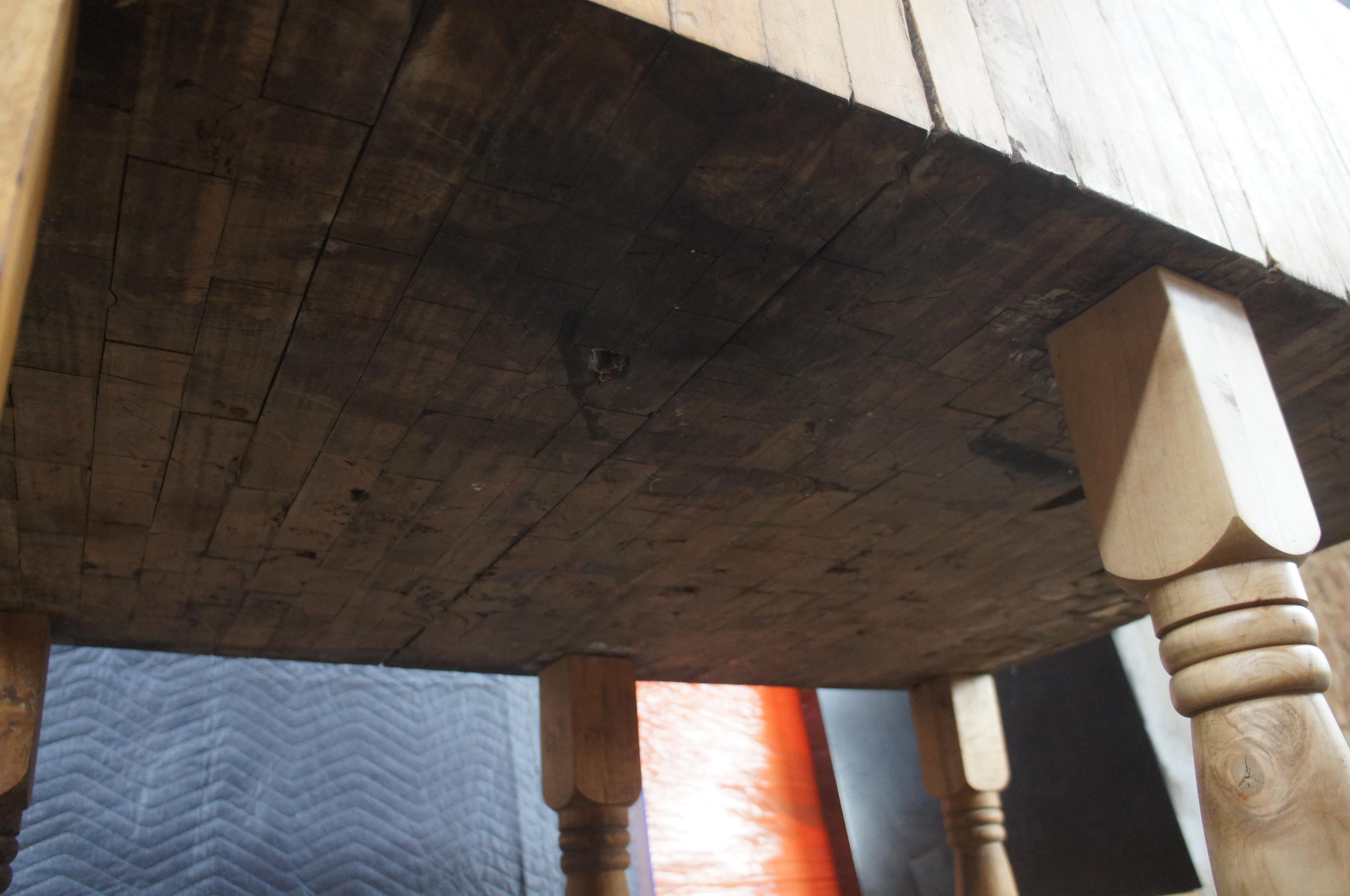 Massive Antique Farmhouse Butcher Block Kitchen Island Stand Knife Holders (Porte-couteaux) en vente 2