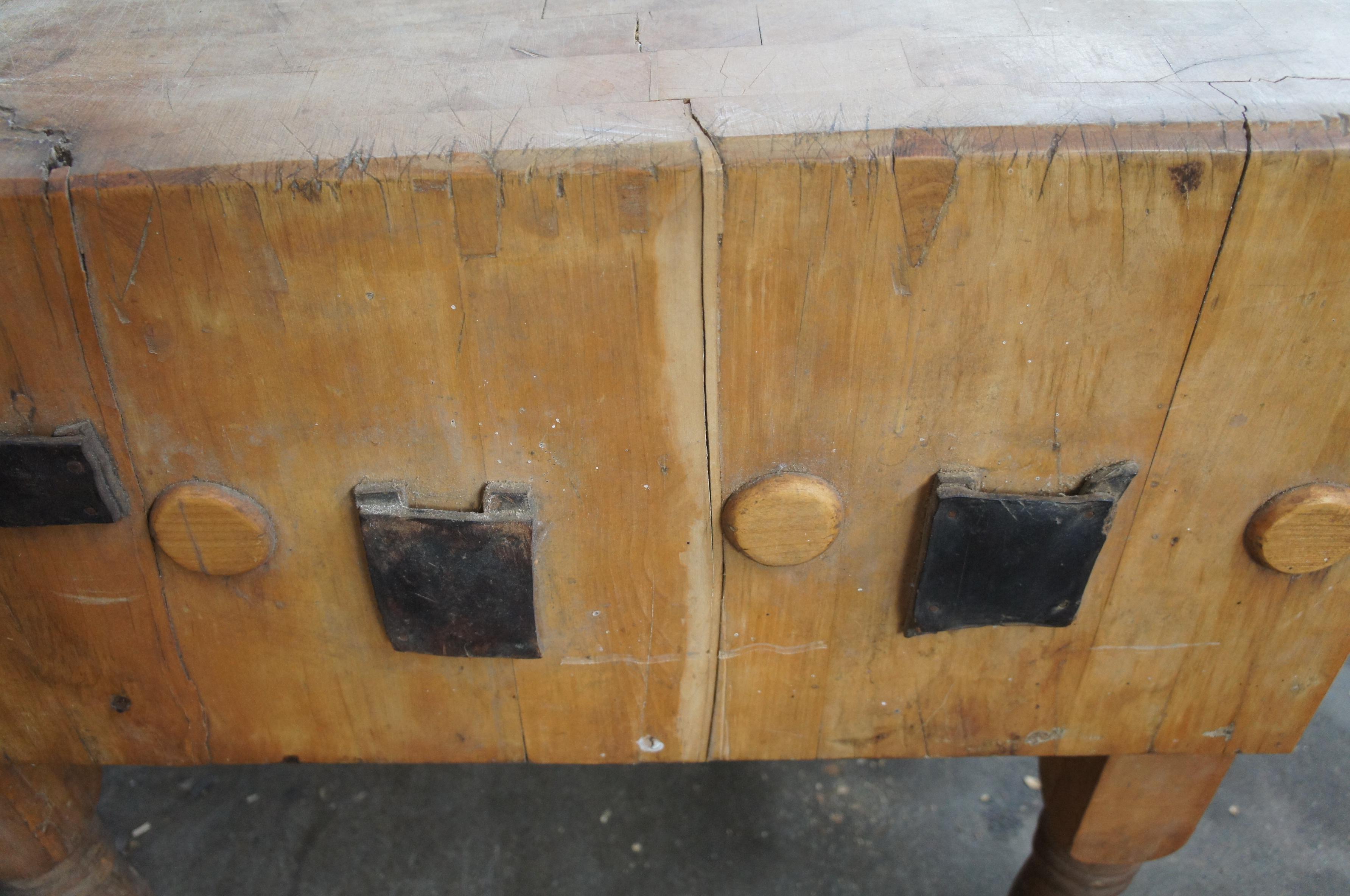 Massive Antique Farmhouse Butcher Block Kitchen Island Stand Knife Holders (Porte-couteaux) en vente 3