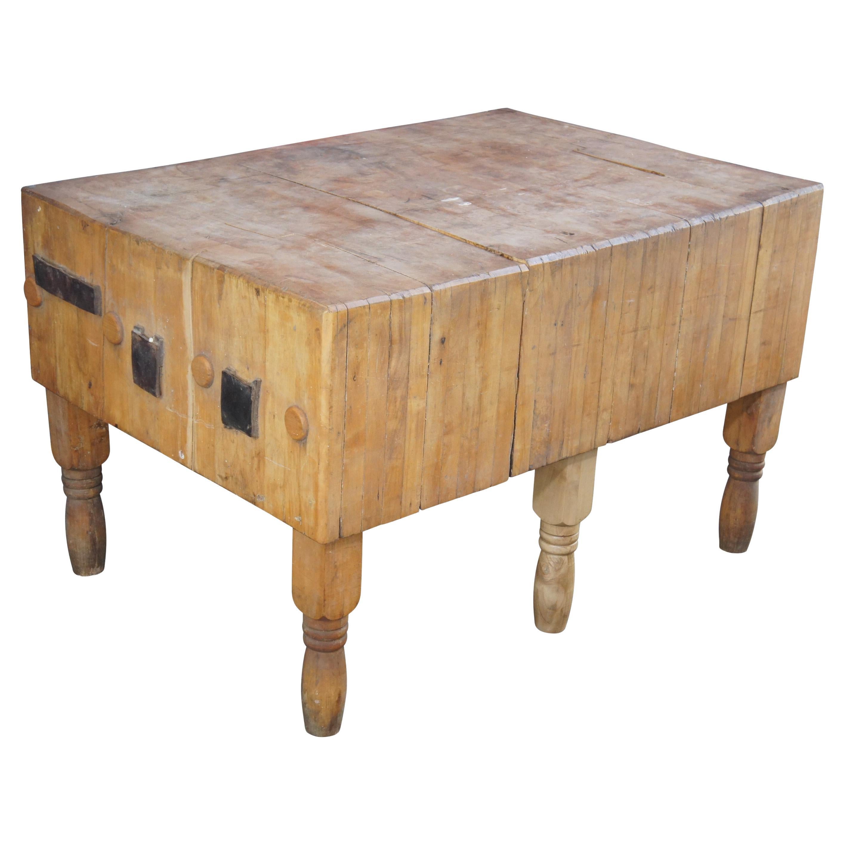 Massive Antique Farmhouse Butcher Block Kitchen Island Stand Knife Holders (Porte-couteaux) en vente