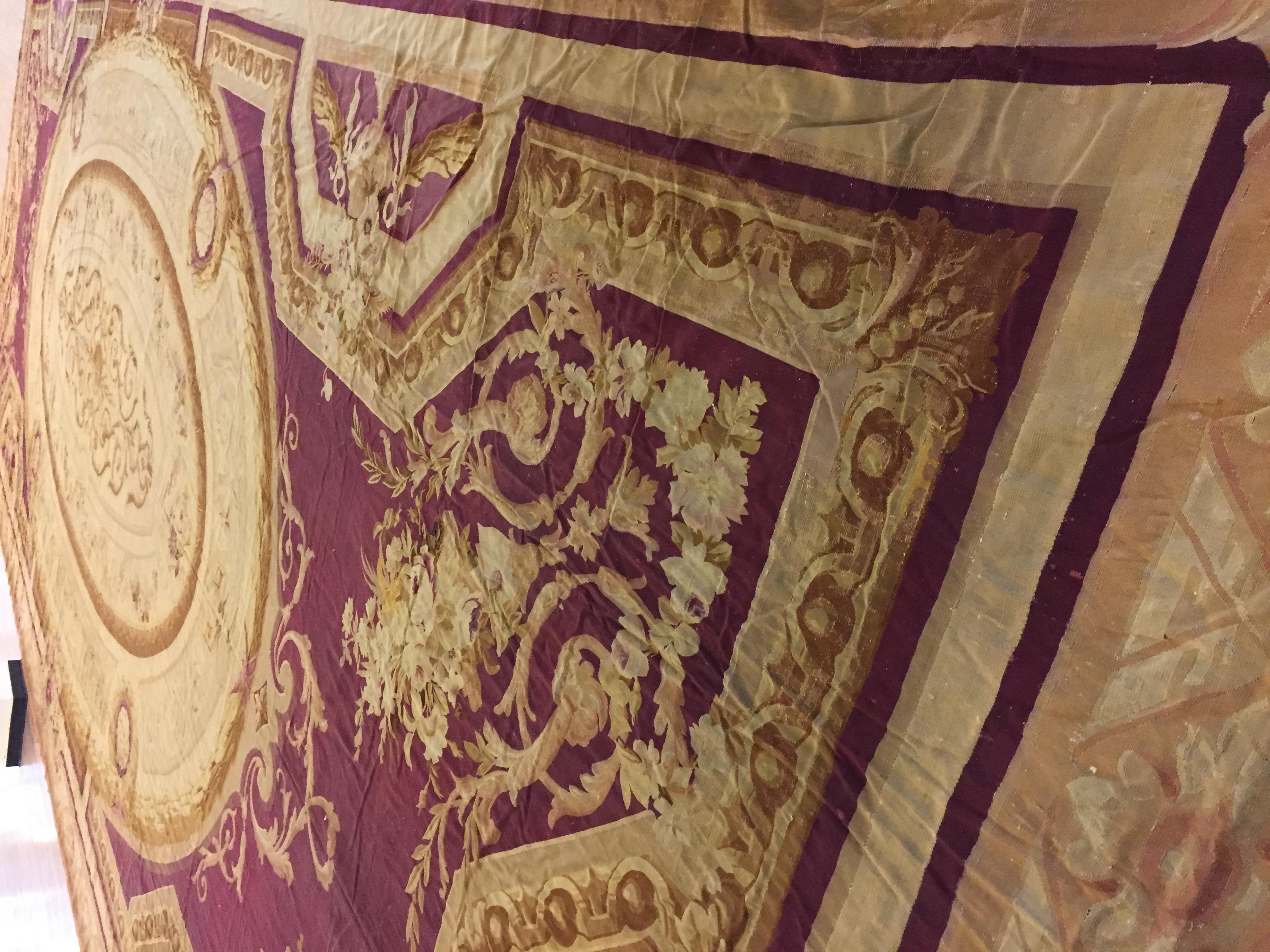 Massiver antiker französischer Aubusson-Teppich in Palastgröße  19'9x49' im Zustand „Gut“ im Angebot in New York, NY
