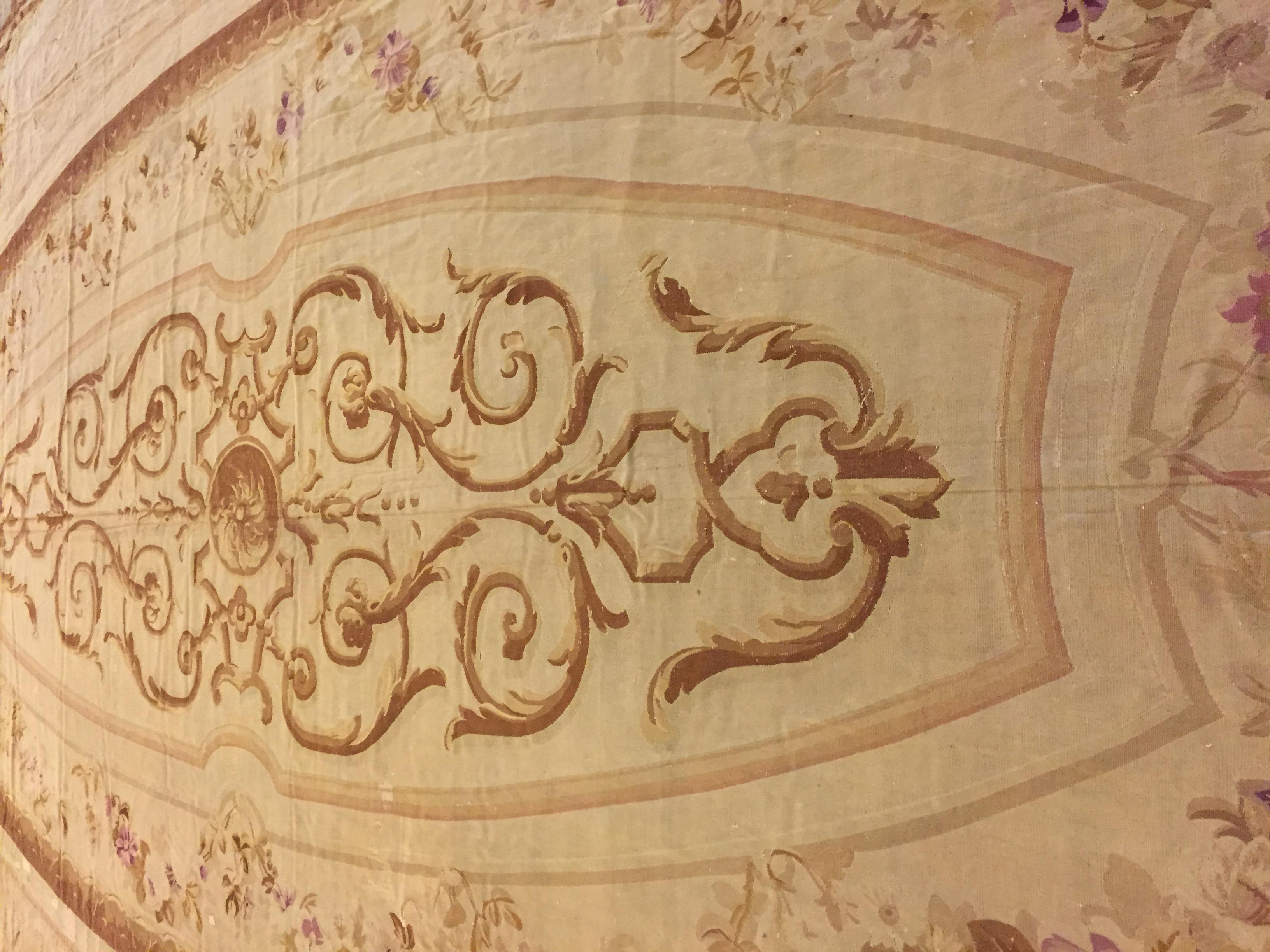 Massiver antiker französischer Aubusson-Teppich in Palastgröße  19'9x49' im Angebot 2