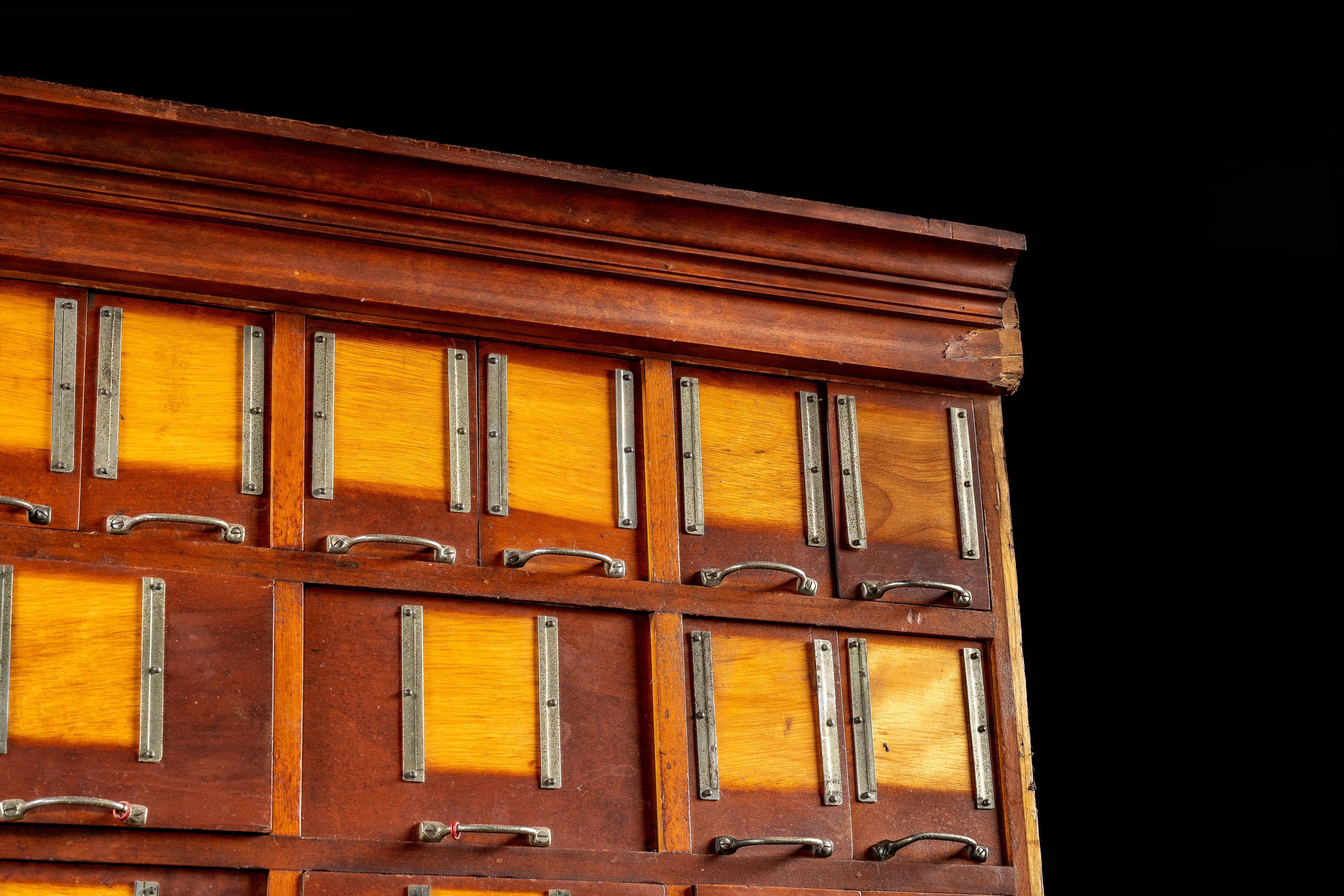 Massiccio armadietto antico in acero per le merci secche in vendita 4