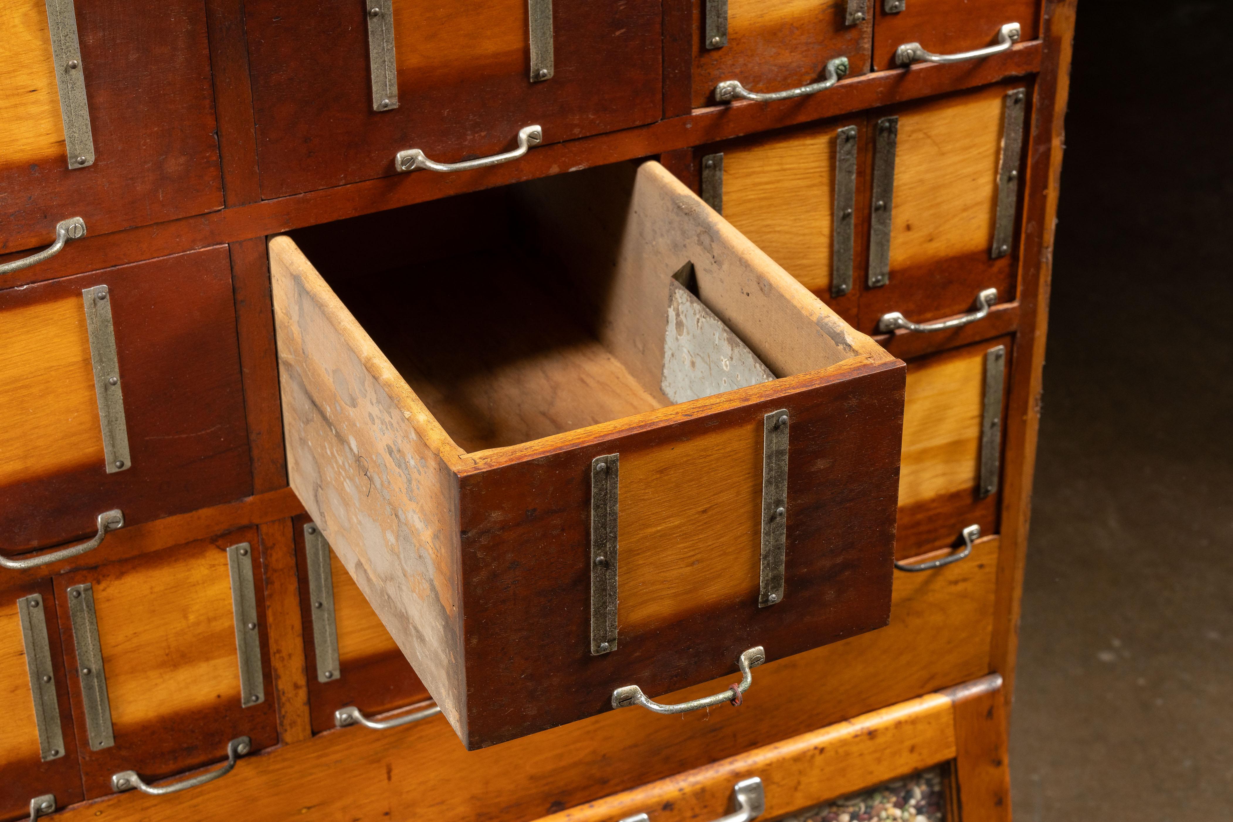 Massiccio armadietto antico in acero per le merci secche in vendita 5