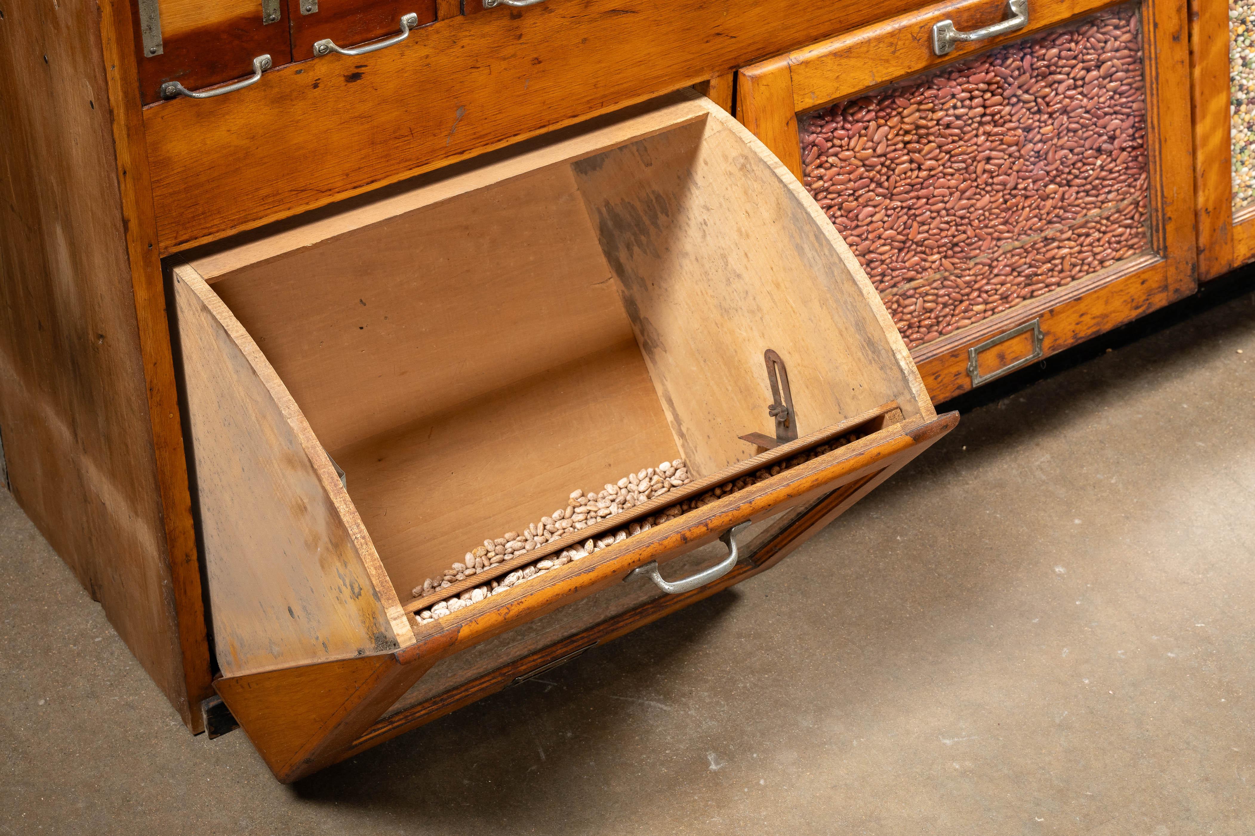 Massiccio armadietto antico in acero per le merci secche in vendita 6