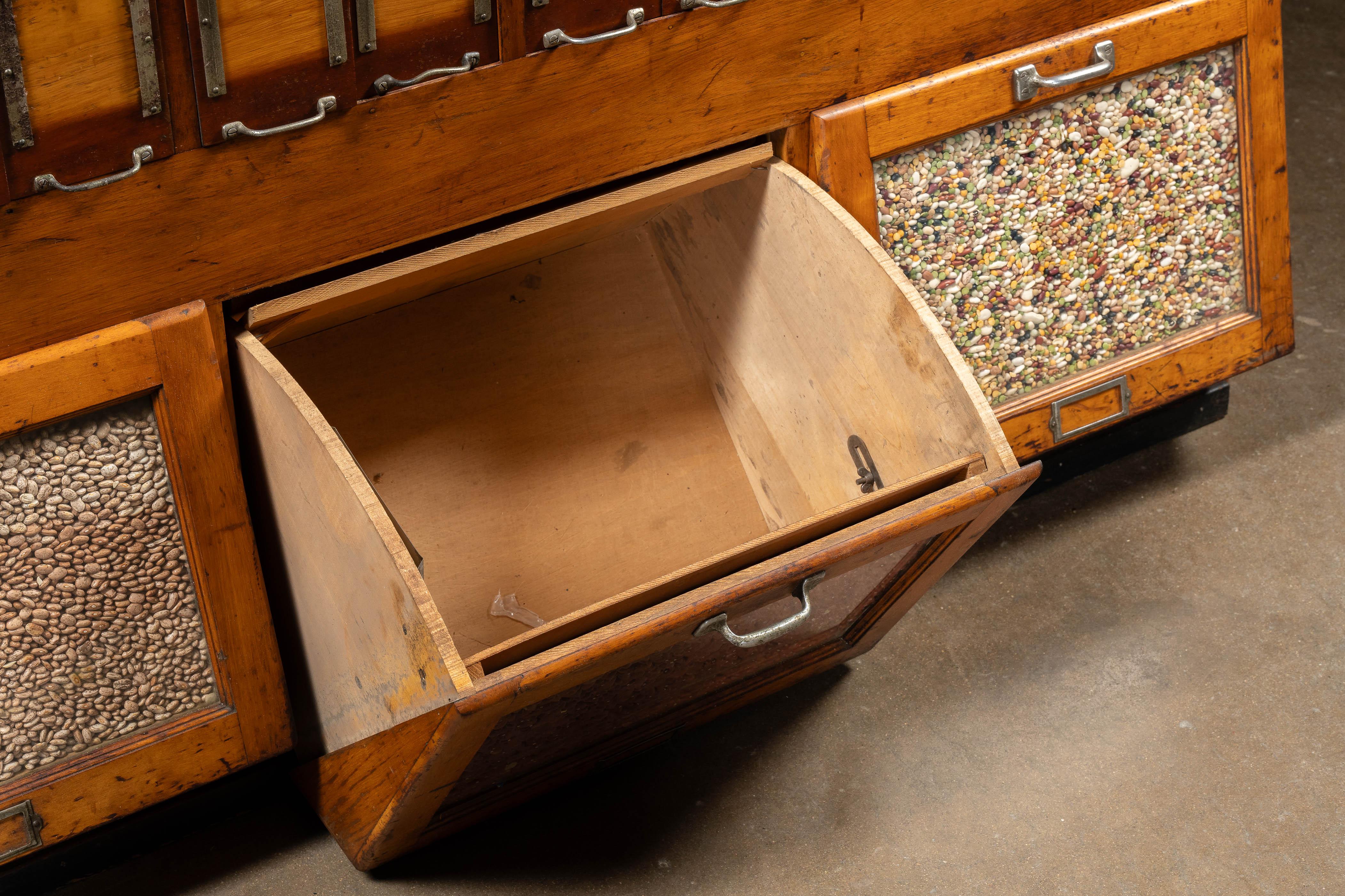 Massiccio armadietto antico in acero per le merci secche in vendita 7