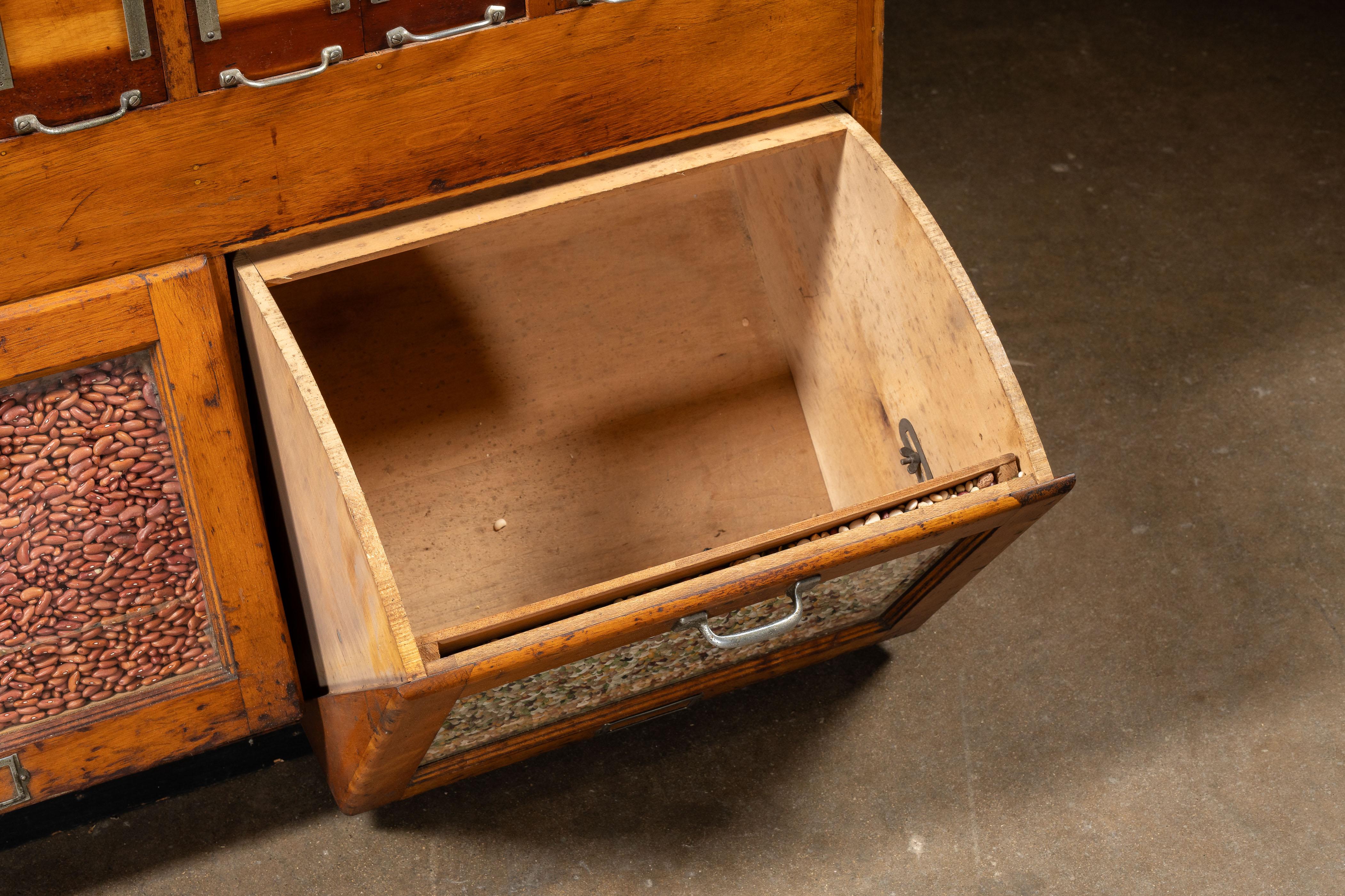 Massiccio armadietto antico in acero per le merci secche in vendita 8