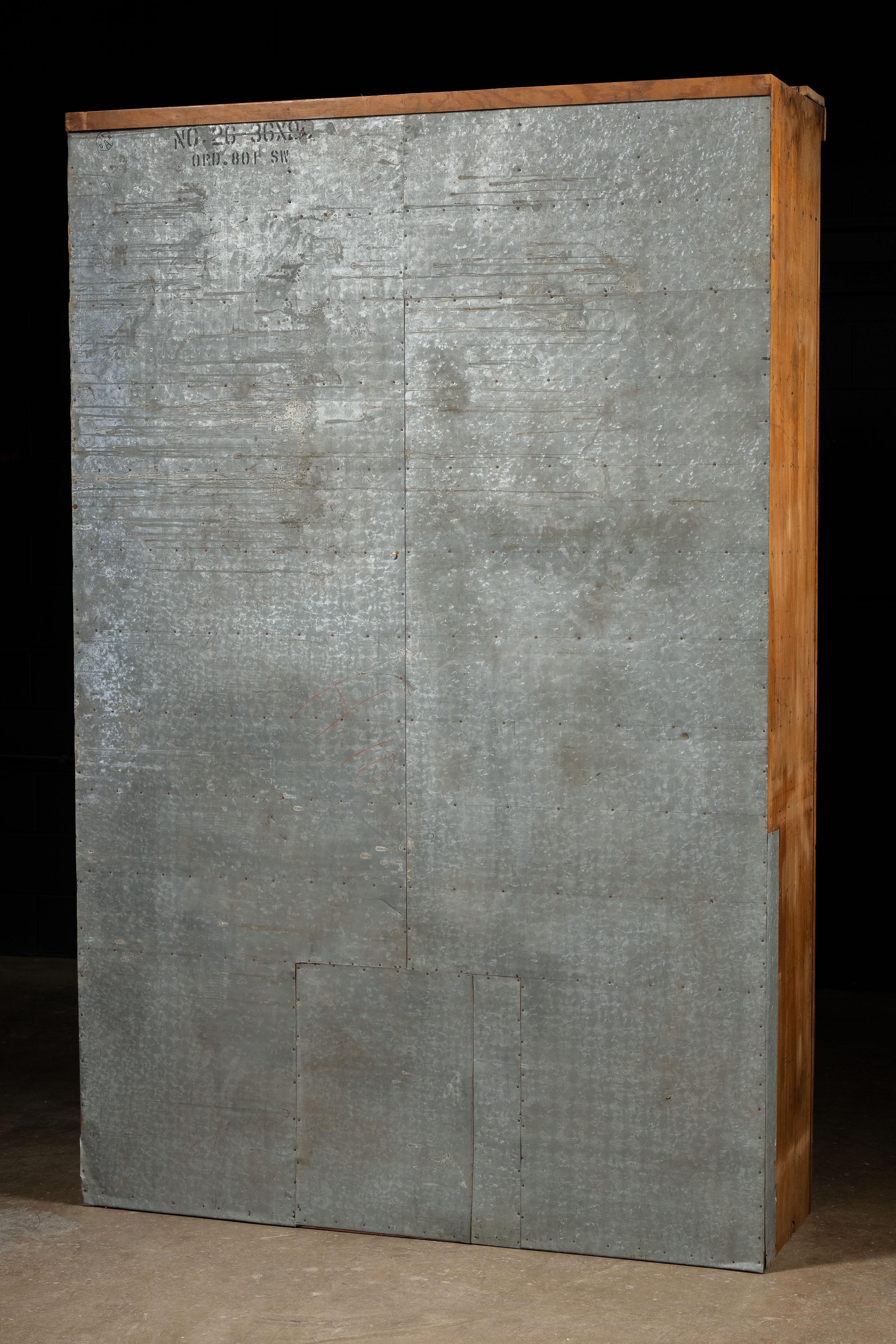 Massiccio armadietto antico in acero per le merci secche in vendita 9