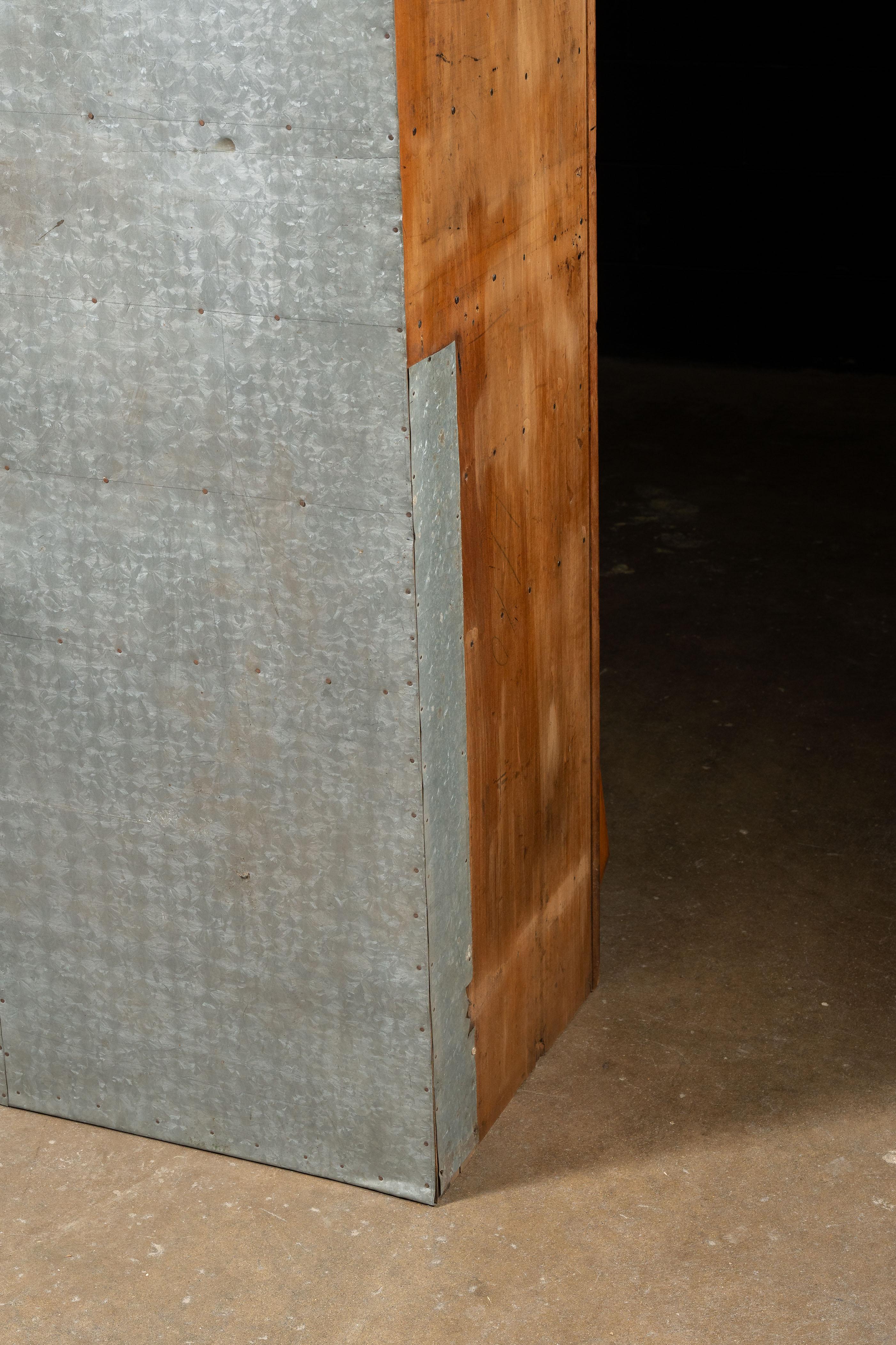 Massiccio armadietto antico in acero per le merci secche in vendita 10