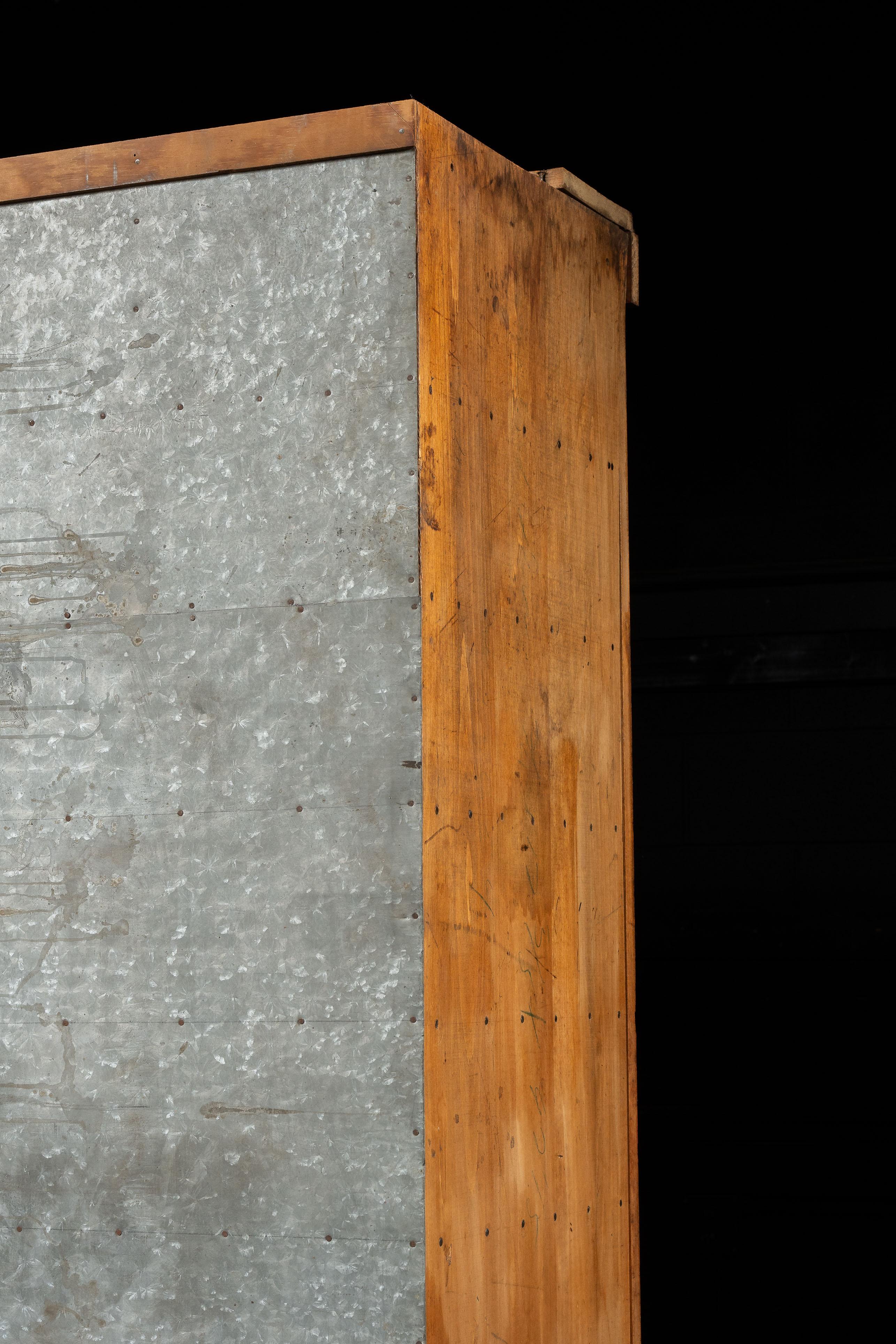 Massiccio armadietto antico in acero per le merci secche in vendita 11