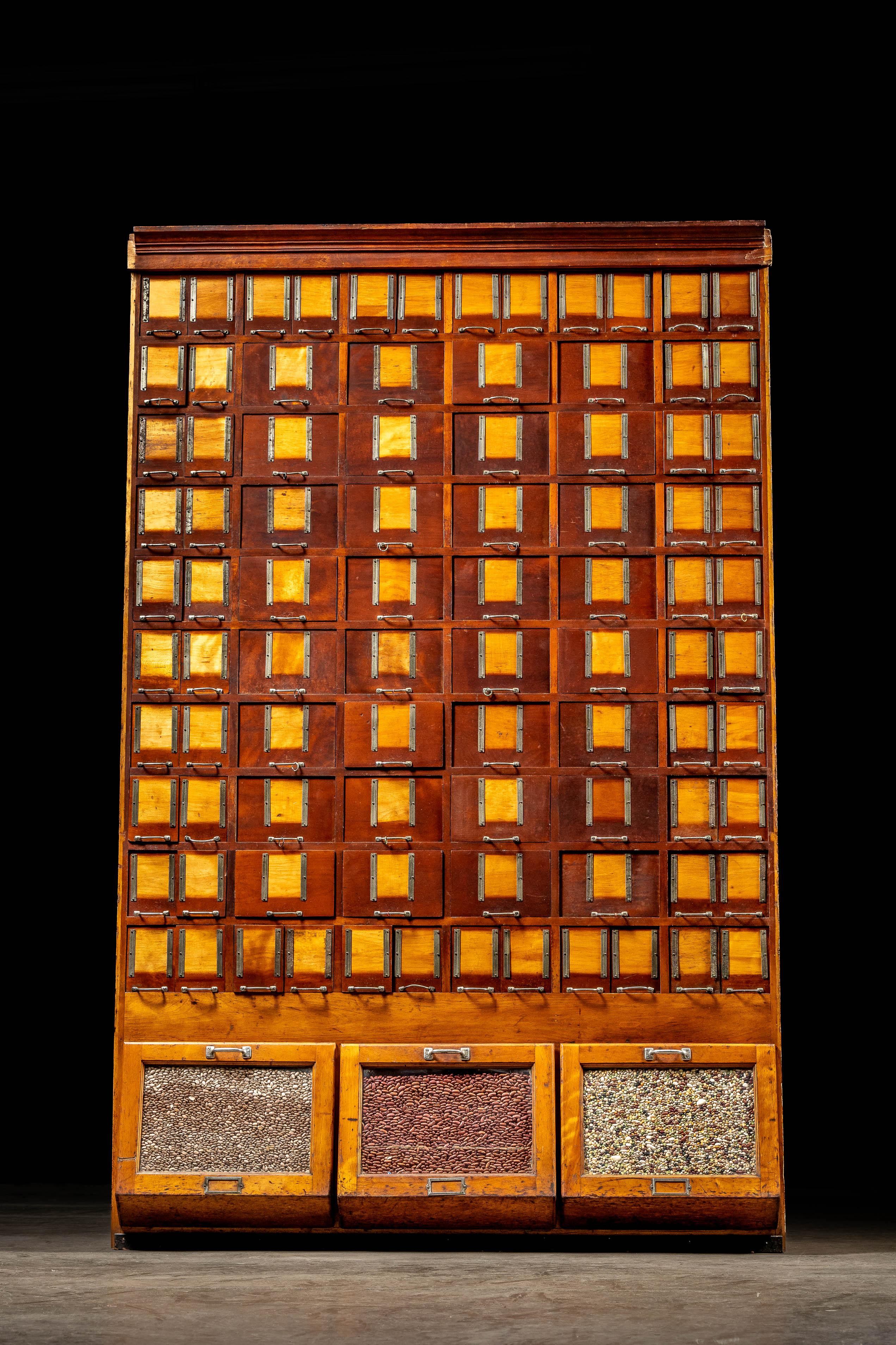 Industriale Massiccio armadietto antico in acero per le merci secche in vendita