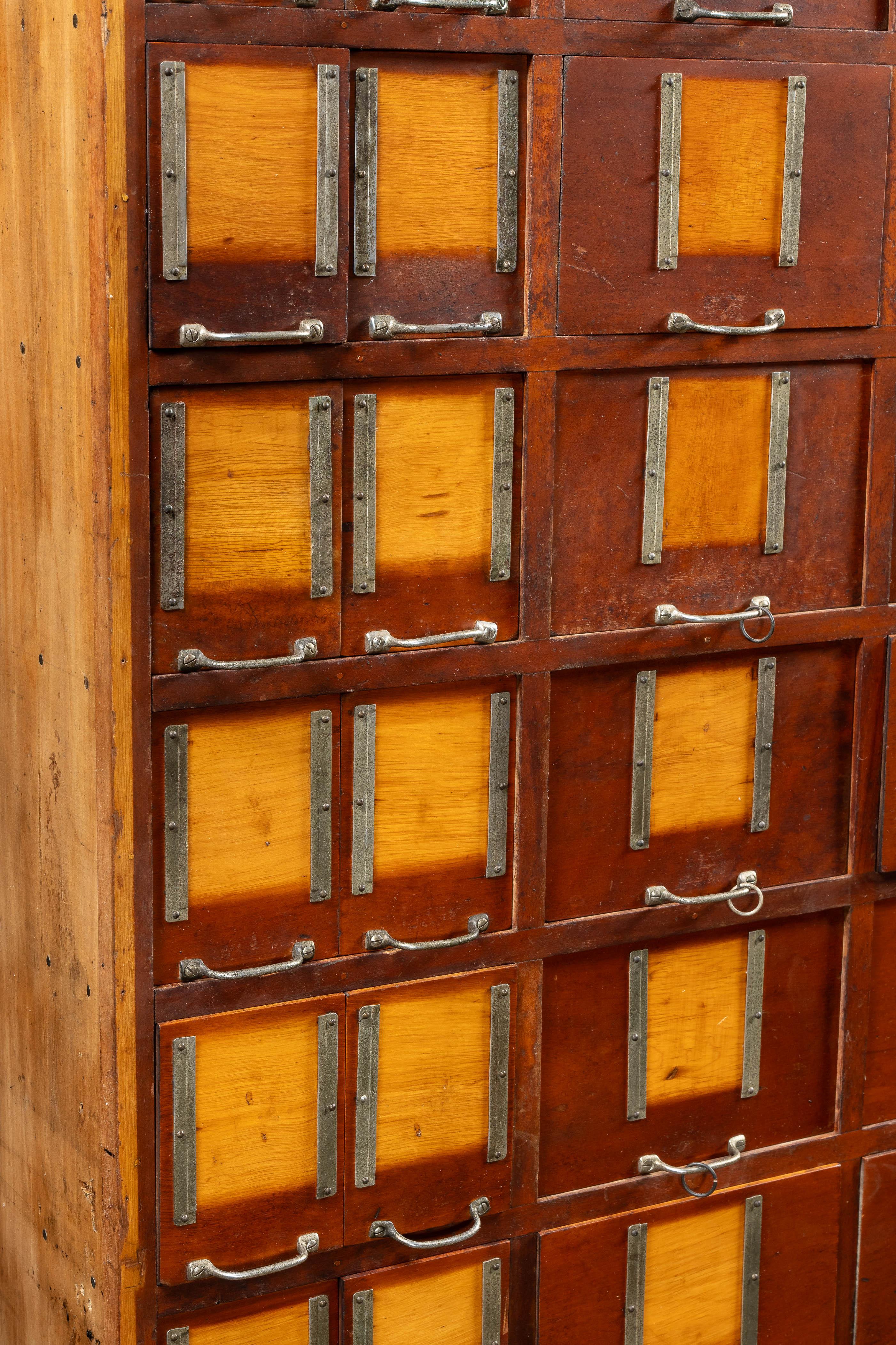 Massiccio armadietto antico in acero per le merci secche In condizioni buone in vendita a Dekalb, IL