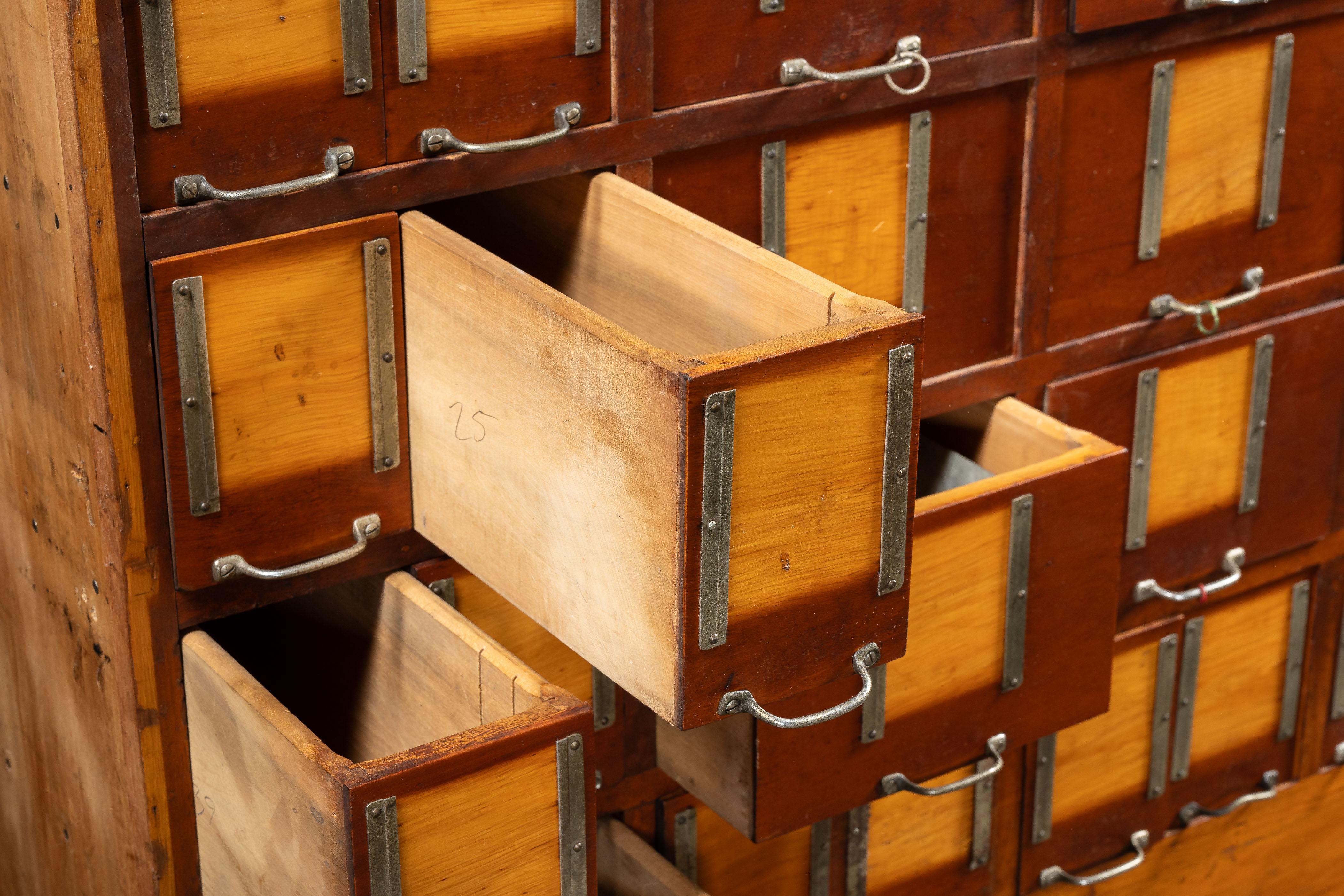 XX secolo Massiccio armadietto antico in acero per le merci secche in vendita