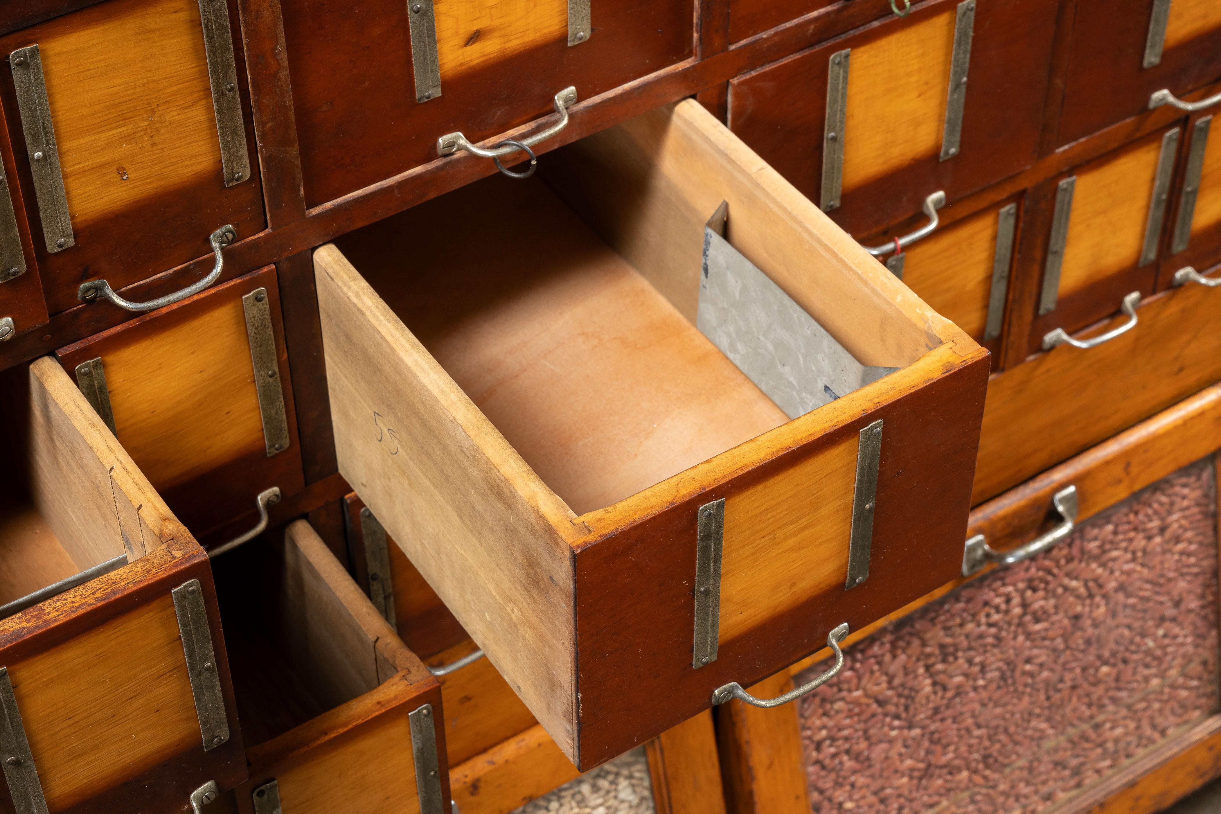 Vetro Massiccio armadietto antico in acero per le merci secche in vendita