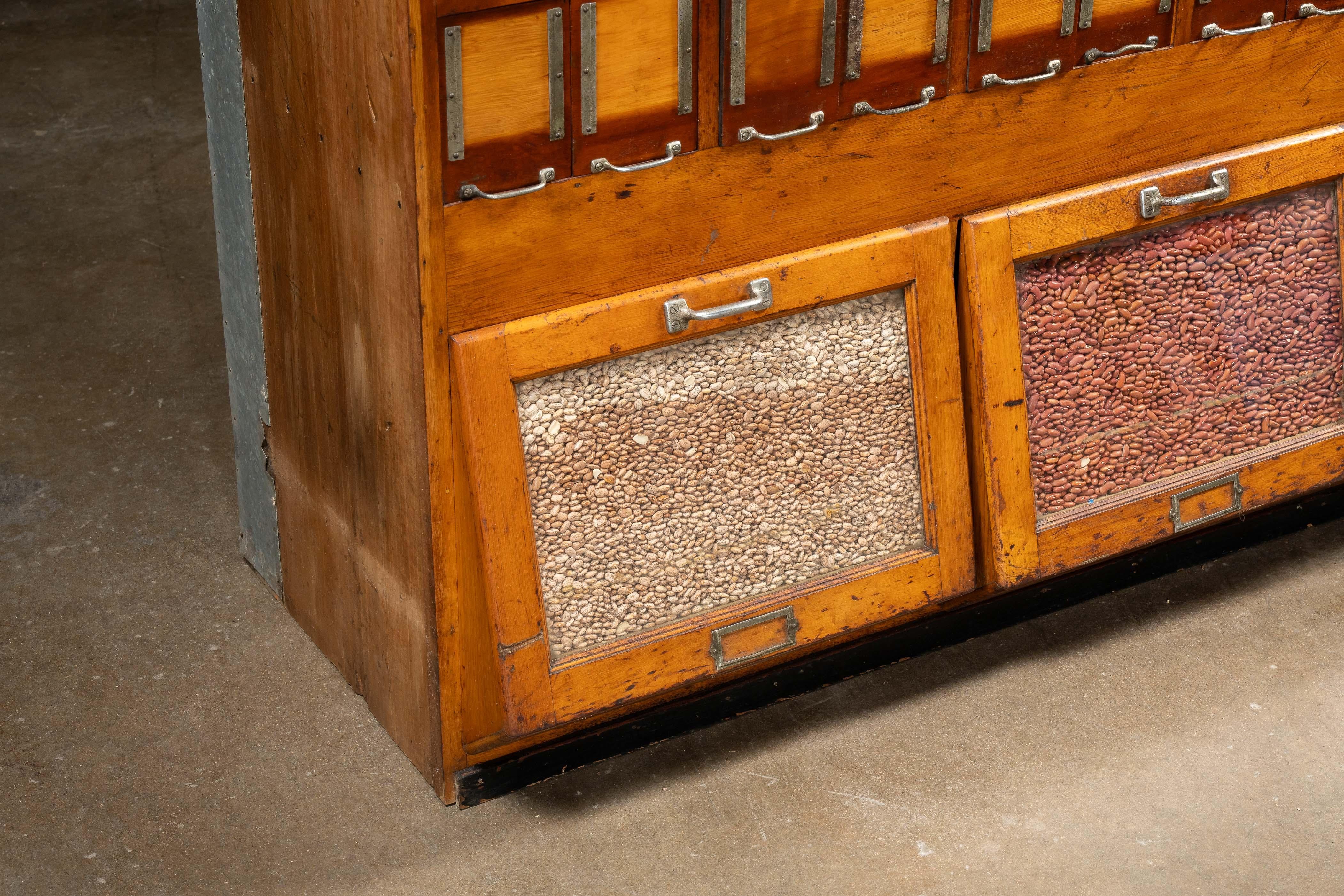 Massiccio armadietto antico in acero per le merci secche in vendita 1