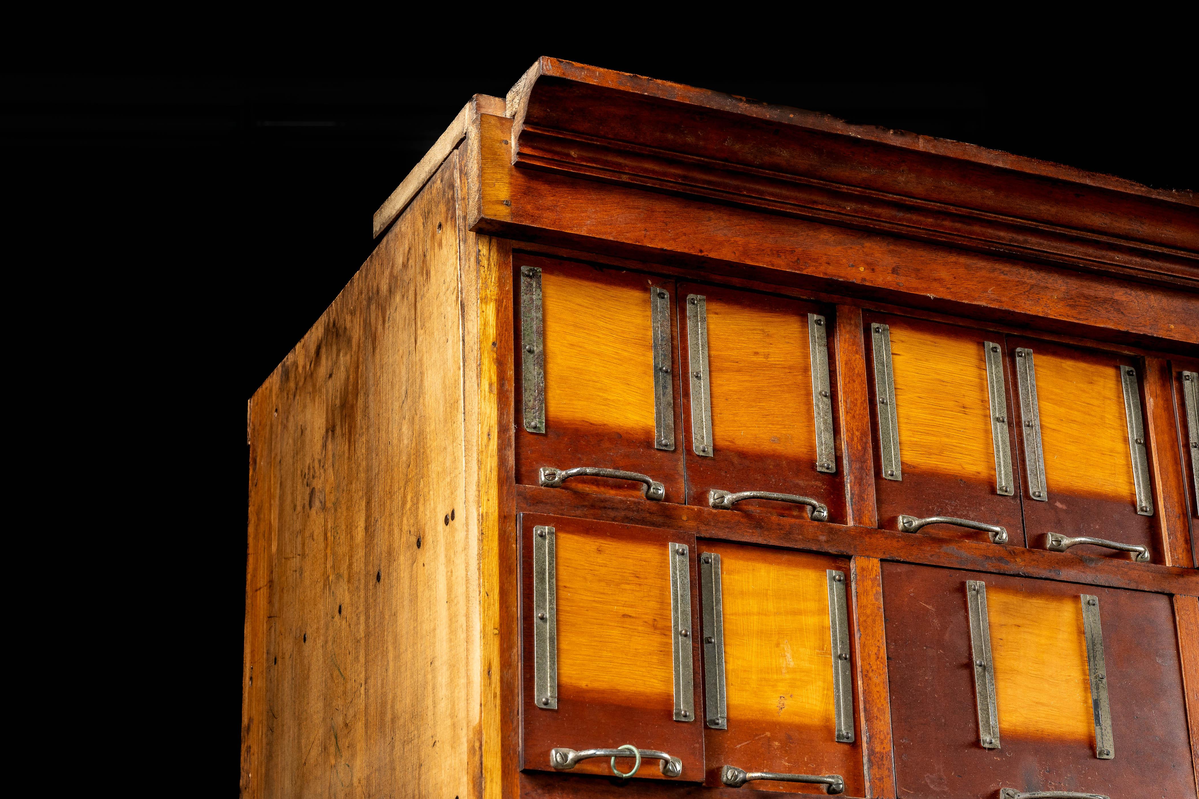 Massiccio armadietto antico in acero per le merci secche in vendita 3