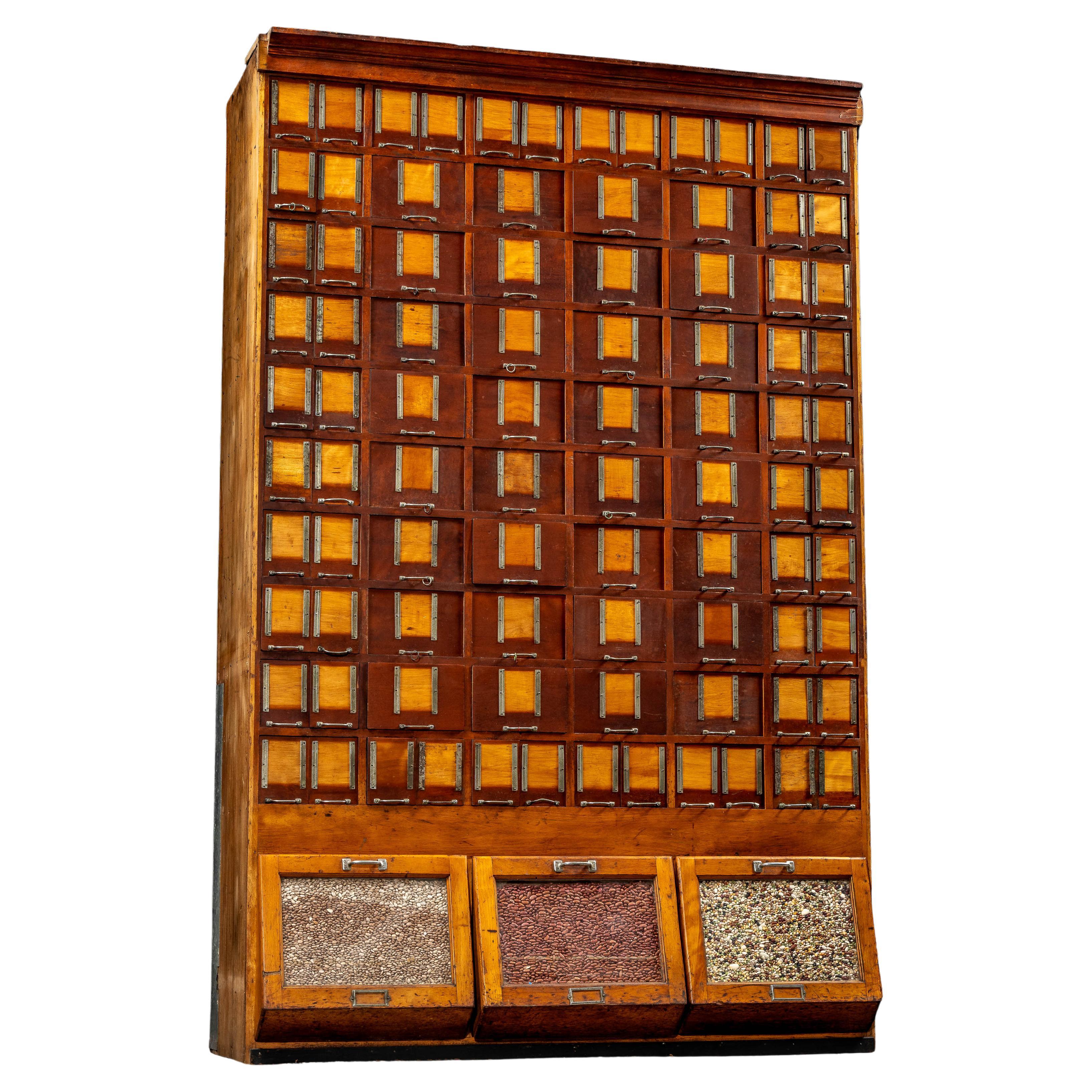 Massiccio armadietto antico in acero per le merci secche in vendita