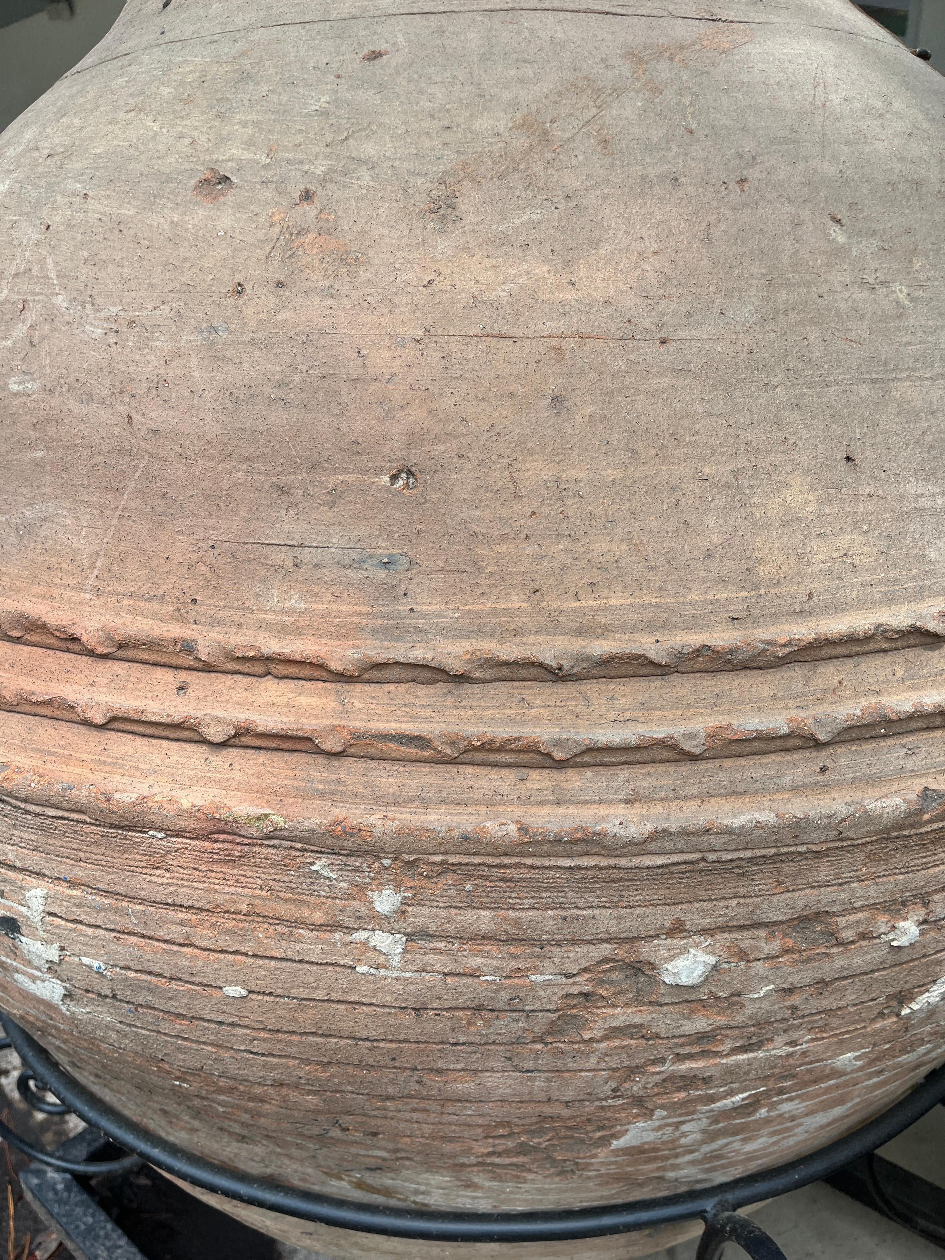 Massiver antiker mediterraner Terrakotta-Wein-Amphora-Vase auf Metall-Rollsockel im Angebot 1