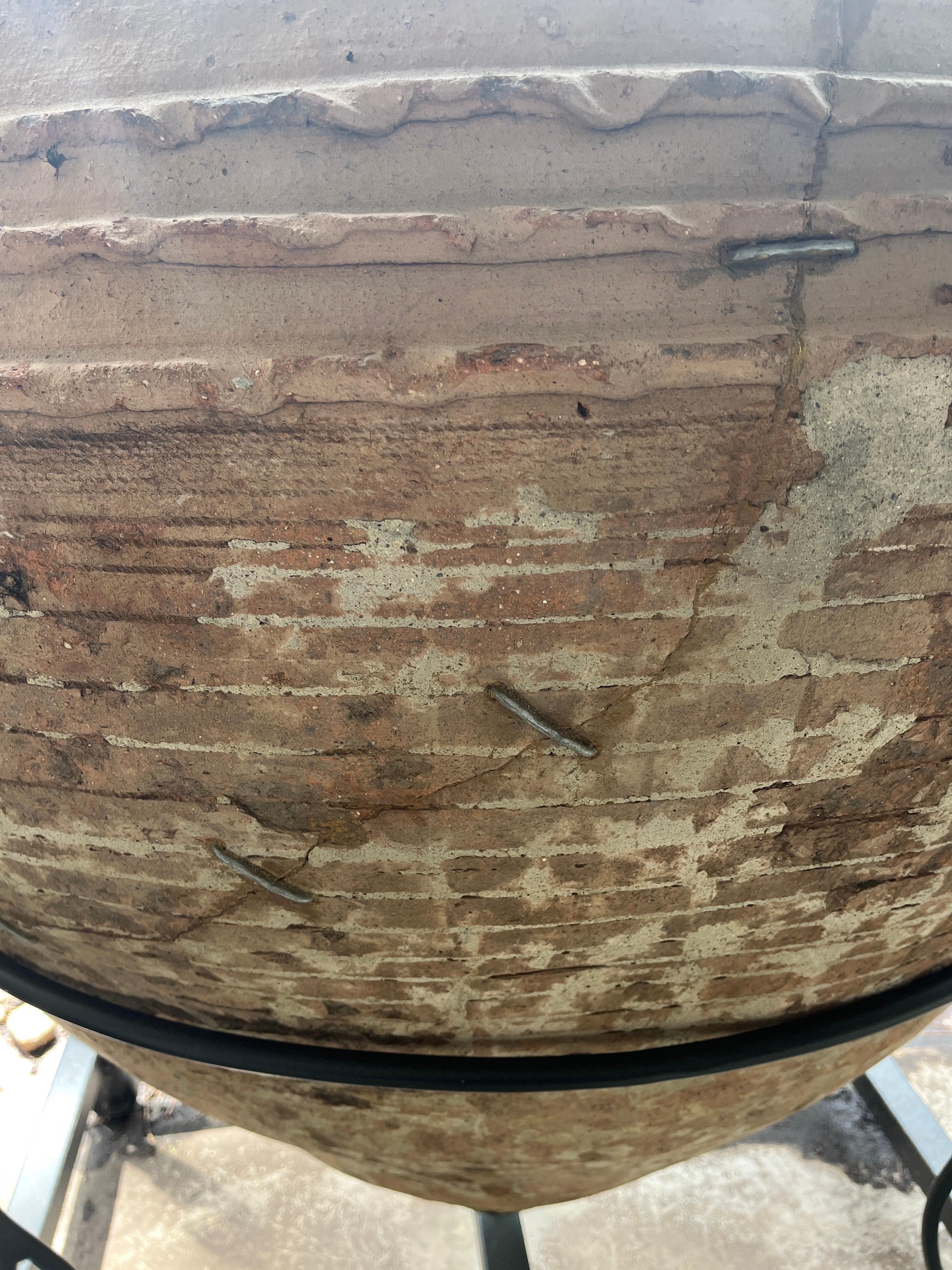 Massiver antiker mediterraner Terrakotta-Wein-Amphora-Vase auf Metall-Rollsockel im Angebot 2