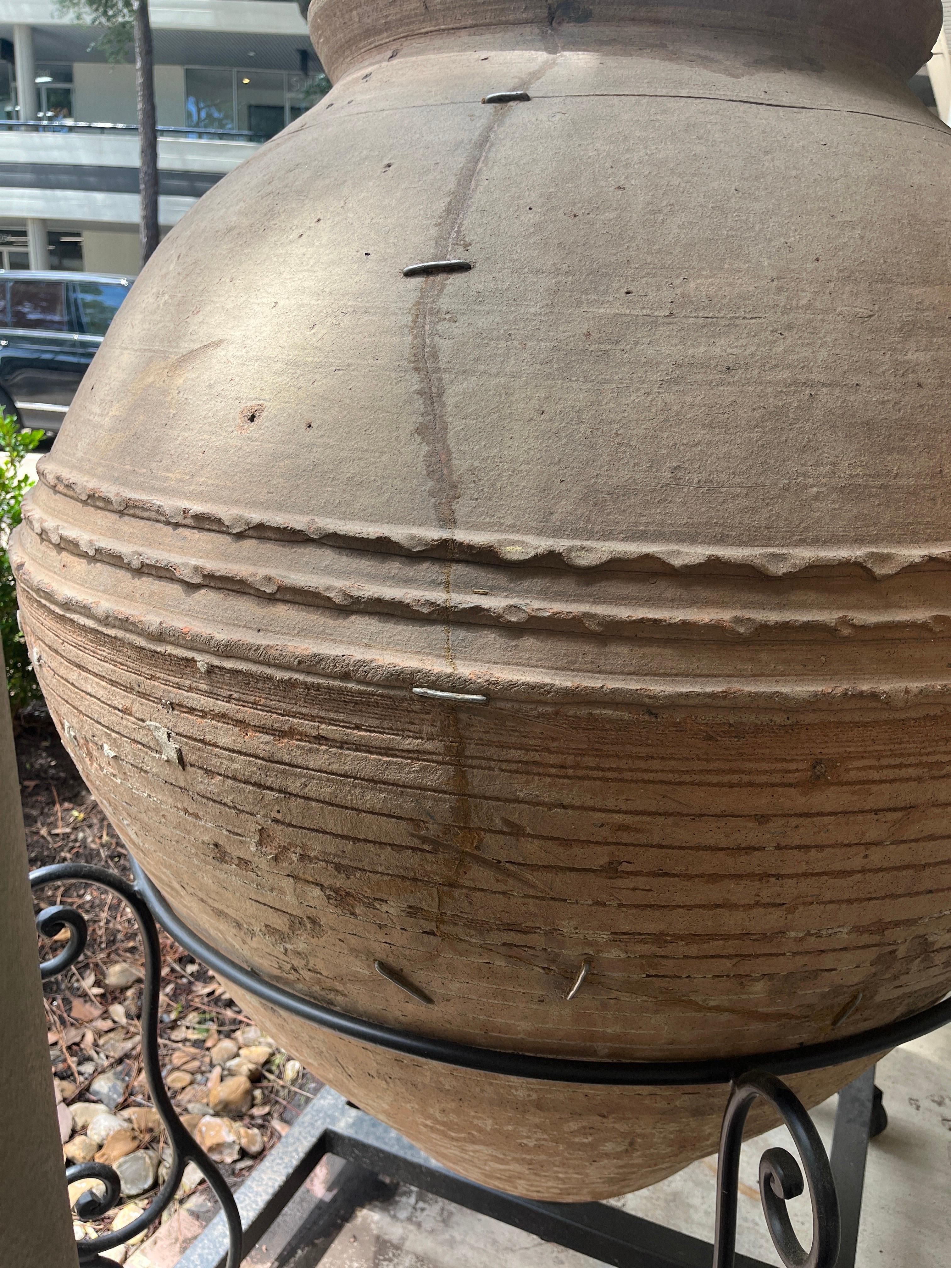 Massiver antiker mediterraner Terrakotta-Wein-Amphora-Vase auf Metall-Rollsockel im Angebot 3
