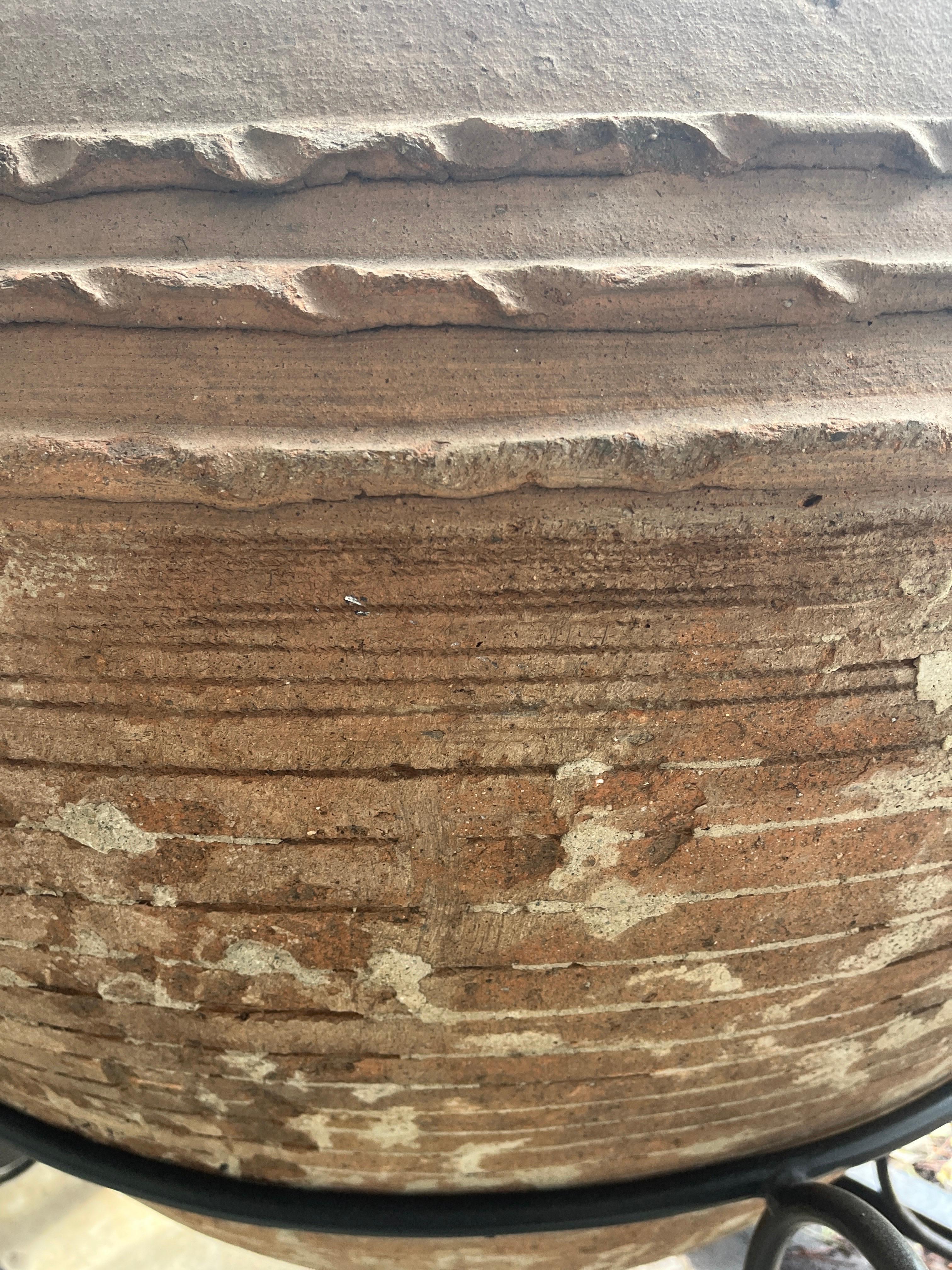 Massiver antiker mediterraner Terrakotta-Wein-Amphora-Vase auf Metall-Rollsockel im Angebot 4