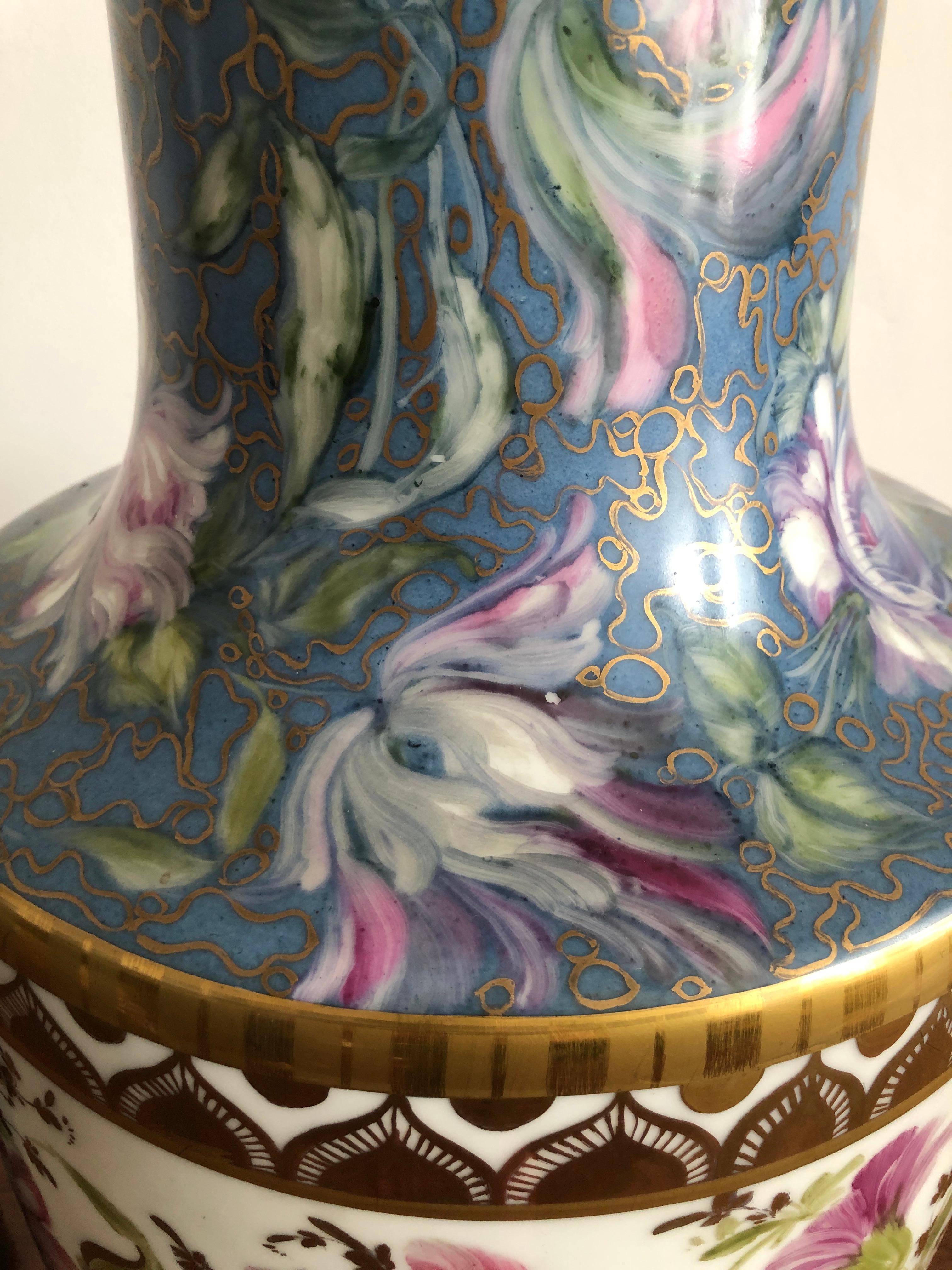 Massiver antiker Vasen-Tischlampe mit handbemalter Blumendekoration im Angebot 3