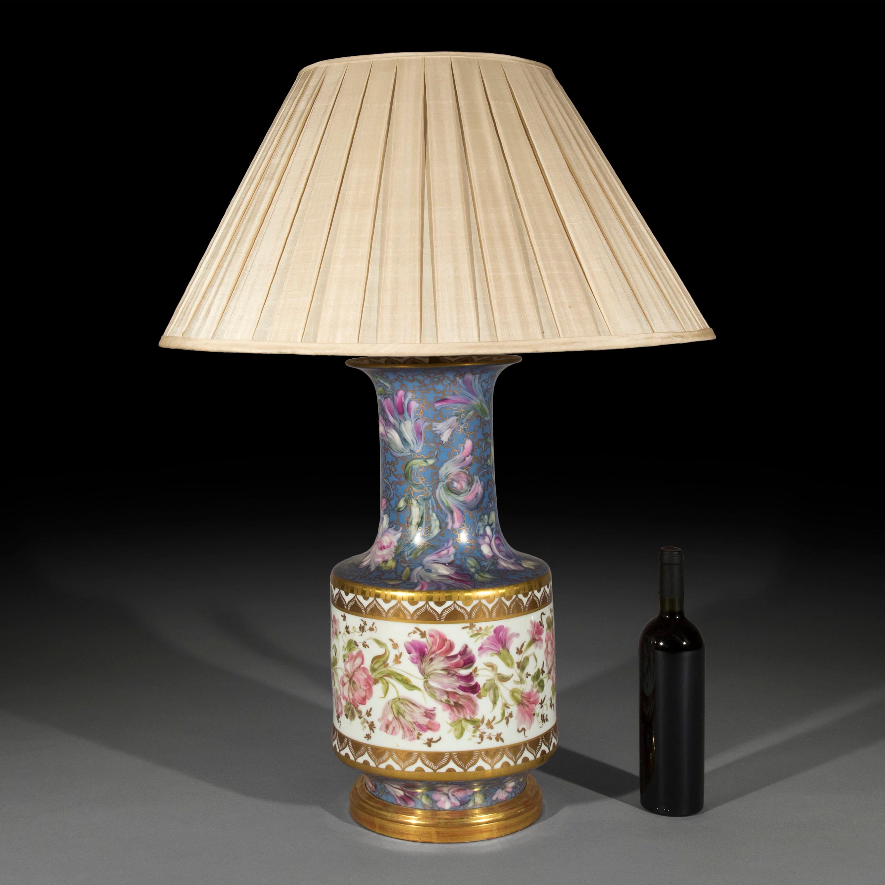 Massiver antiker Vasen-Tischlampe mit handbemalter Blumendekoration (Beaux Arts) im Angebot