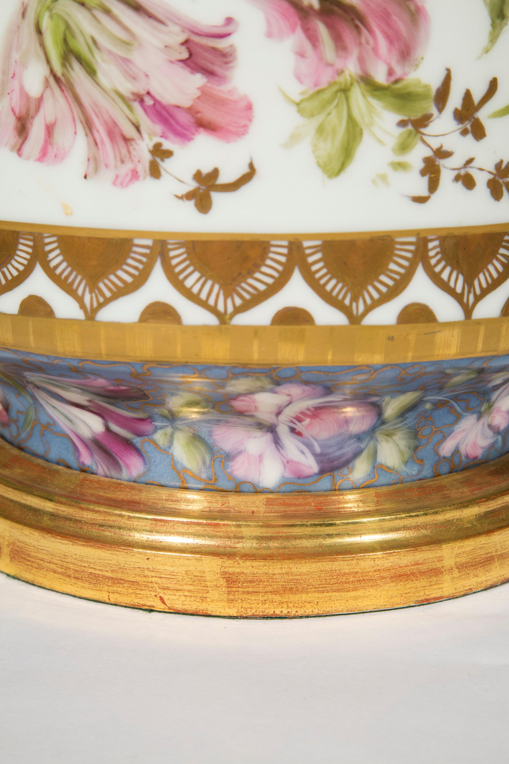 Massiver antiker Vasen-Tischlampe mit handbemalter Blumendekoration (Gold) im Angebot