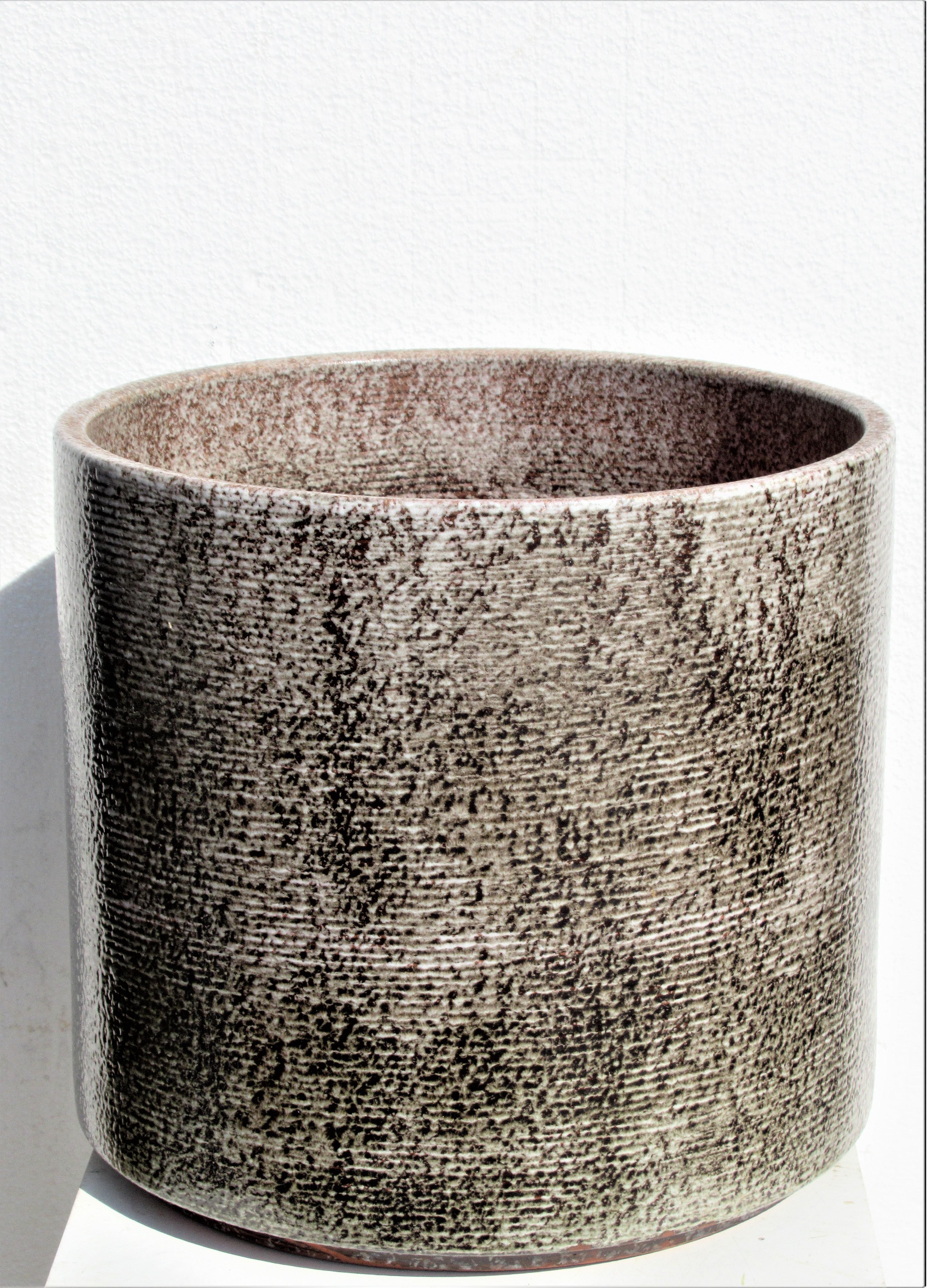 A very heavy and large beautifully textured multi-glazed cylindrical architectural pottery jardinière planter by Gainey Ceramics, U.S.A. La Verne, Calif, model number AC-16. Attributed to David Cressey, circa 1960.