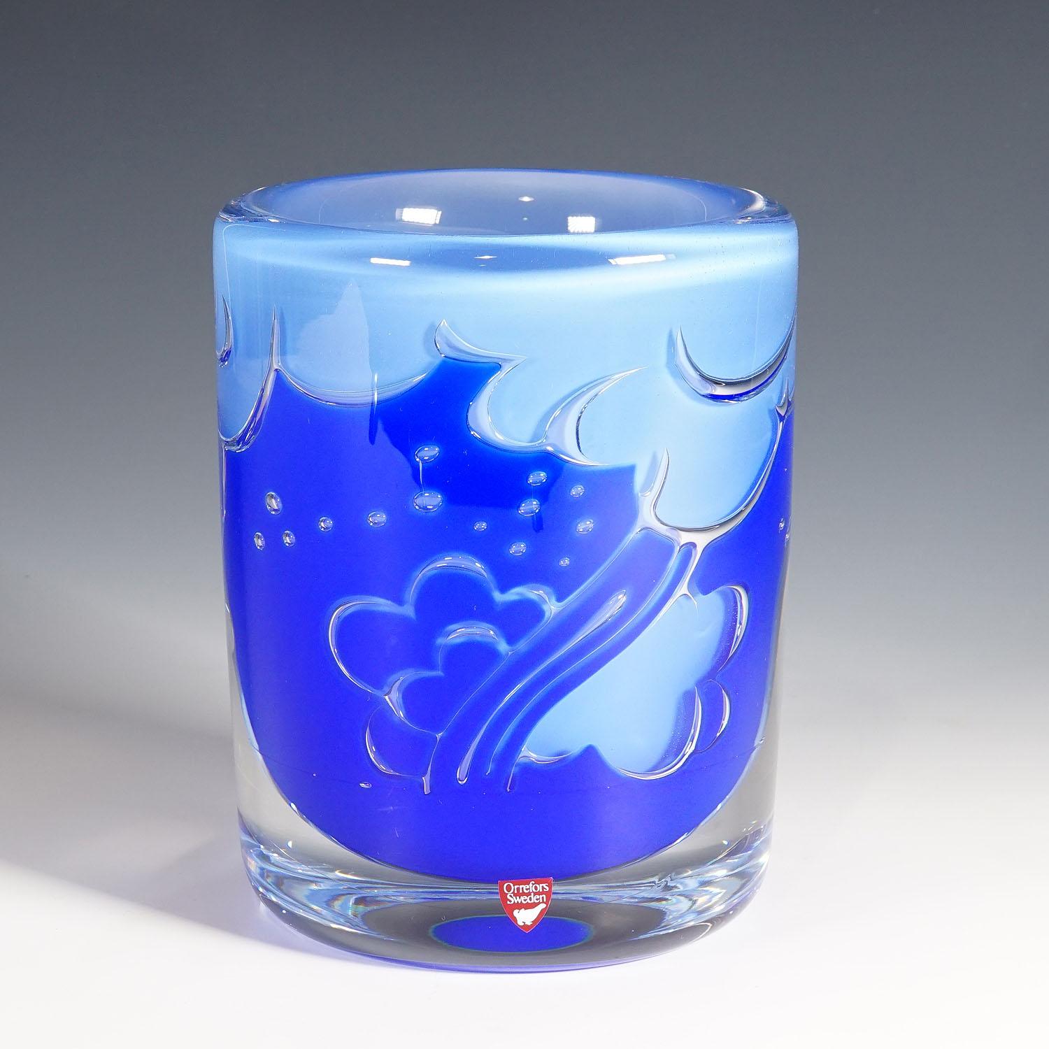 Vase ariel massif d'Olle Alberius pour Orrefors, Suède 1987

Un vase en verre d'art lourd de la série Ariel Cloud conçue par Olle Alberius pour Orrefors, Suède, en 1978. Verre bleu et bleu clair avec une couche de verre cristallin très épaisse