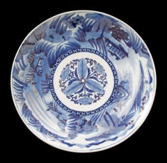 Massiver Arita-Plattenteller in Blau und Weiß – handbemalt/vergoldet – Japan – 20. Jahrhundert