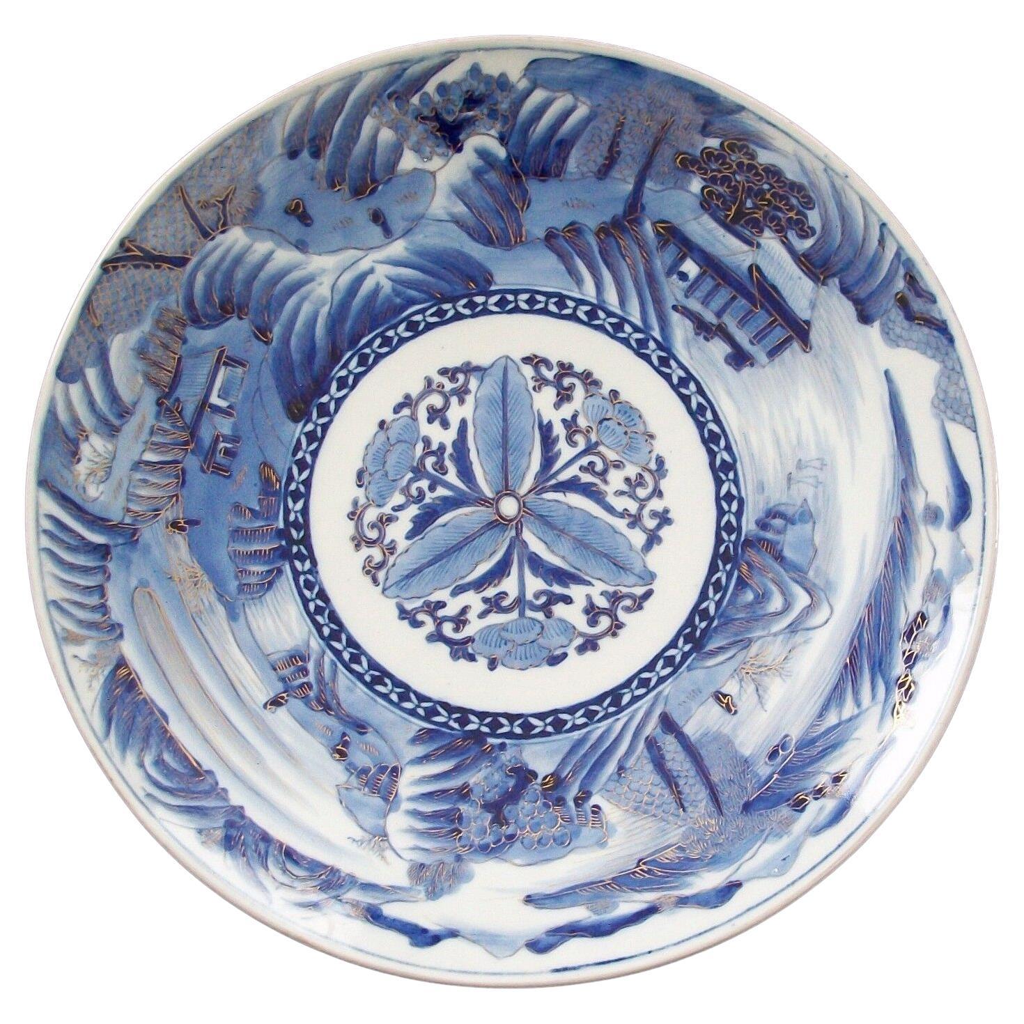 Superbe assiette de présentation Arita bleue et blanche peinte à la main/gaufrée - Japon - XXe siècle